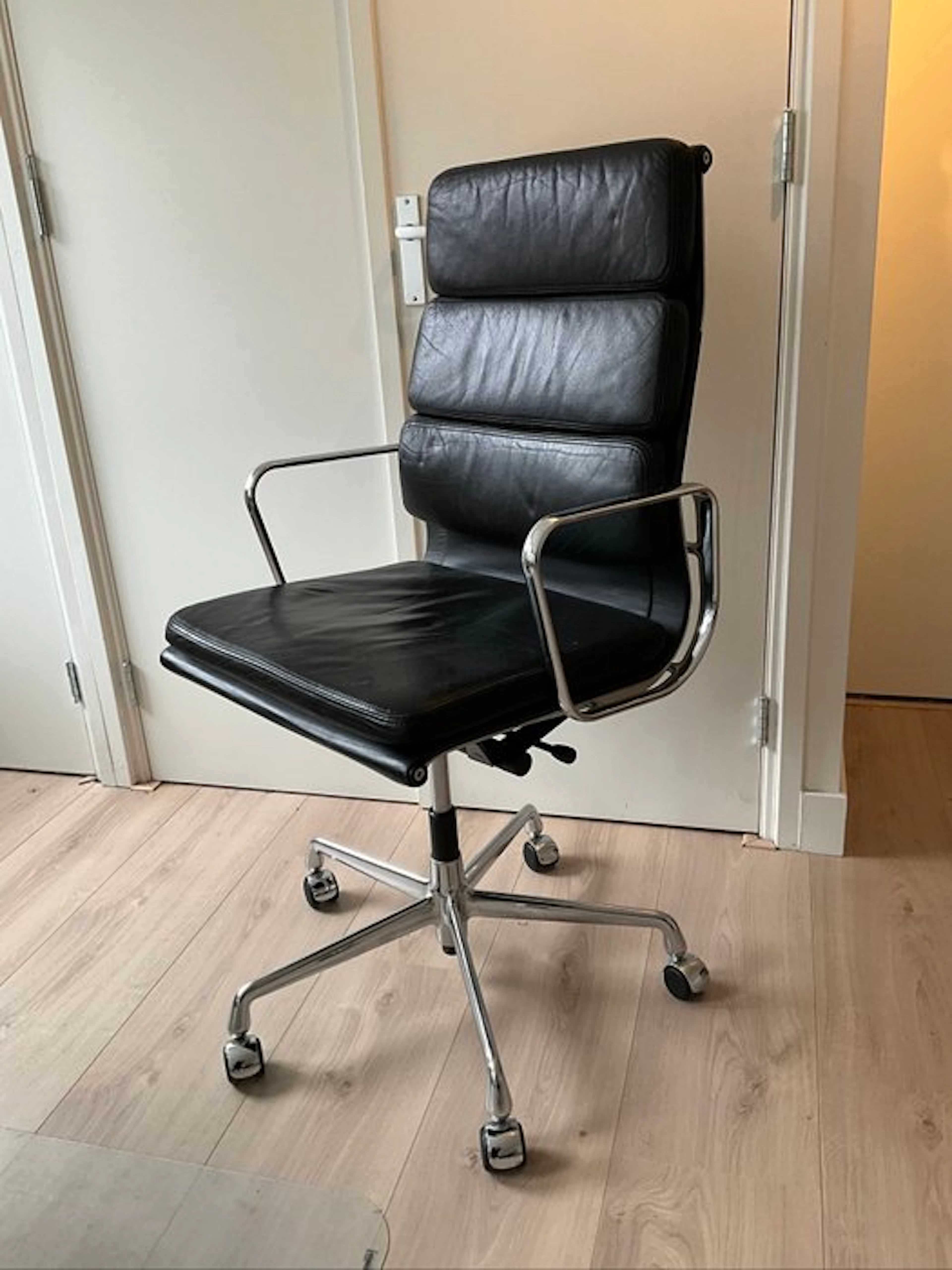 Vitra - Charles & Ray Eames - Chair - EA119 - Leather