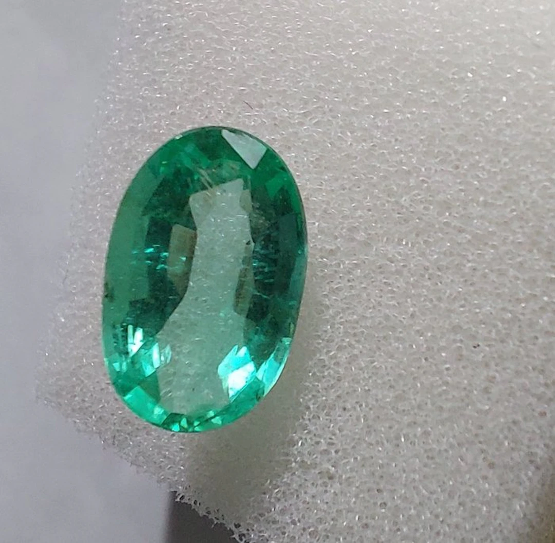 1 pcs Emerald - 2.24 ct - International Gemological Institute (IGI)