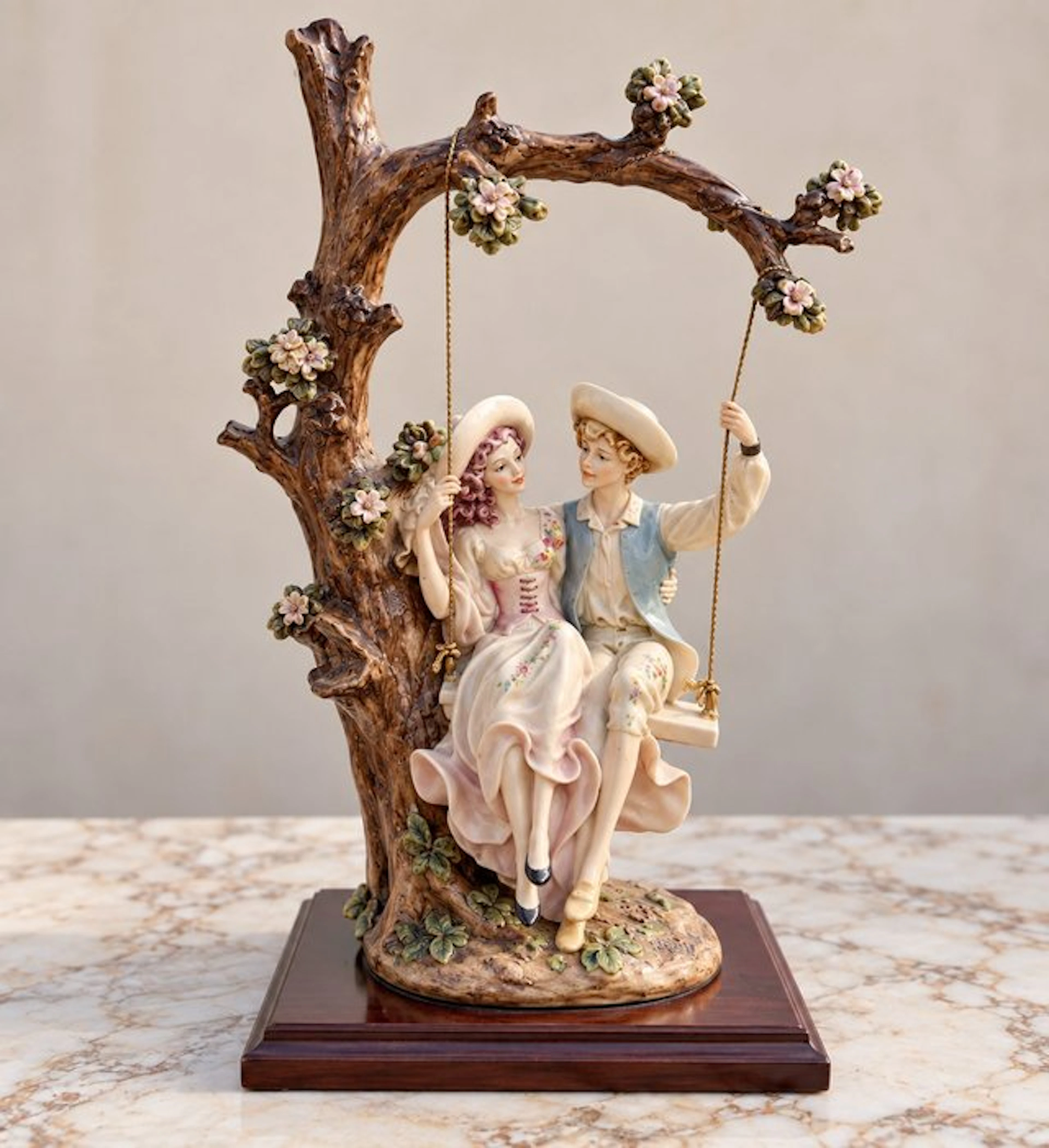 Statue, Jeune couple sur balançoire signé - 42 cm - Porcelain