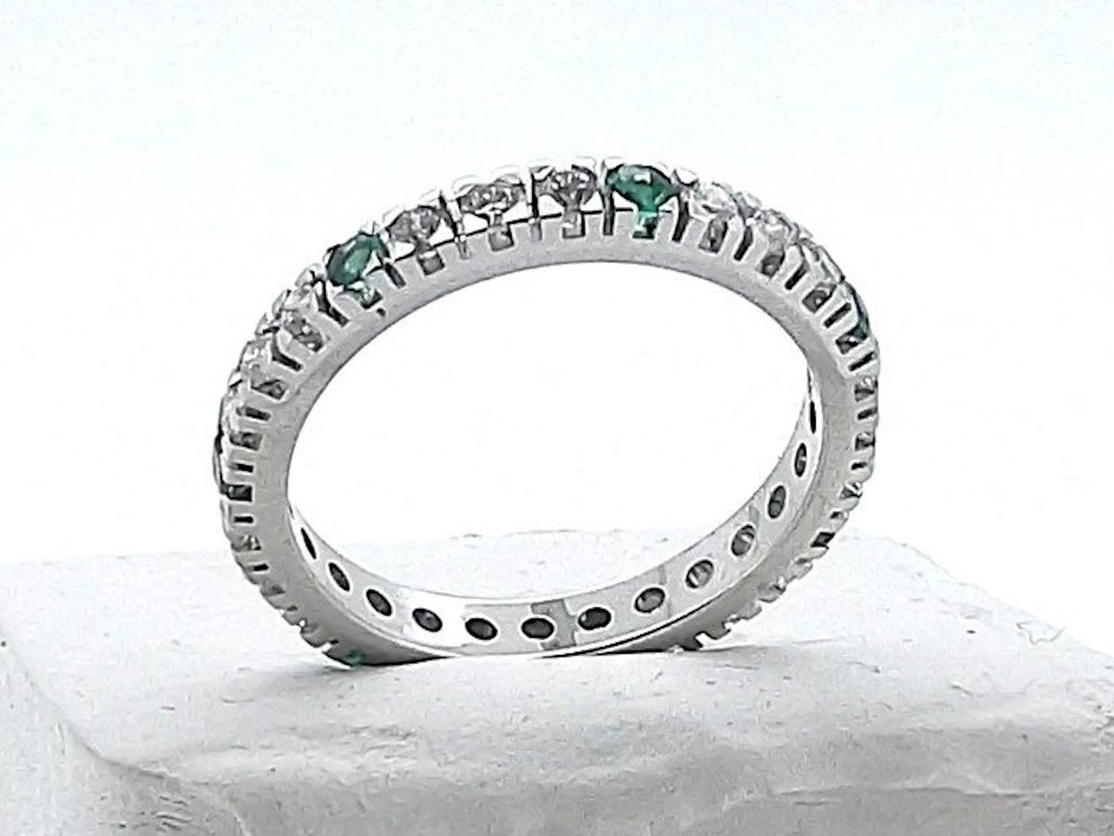Ring - 18 kt. White gold - 0.91ct. tw. Diamond (Natural) - Emerald