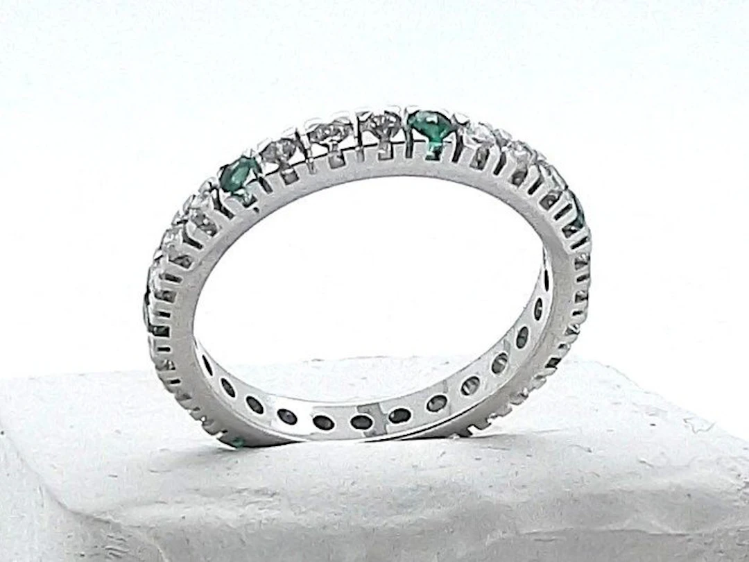Ring - 18 kt. White gold - 0.91ct. tw. Diamond (Natural) - Emerald