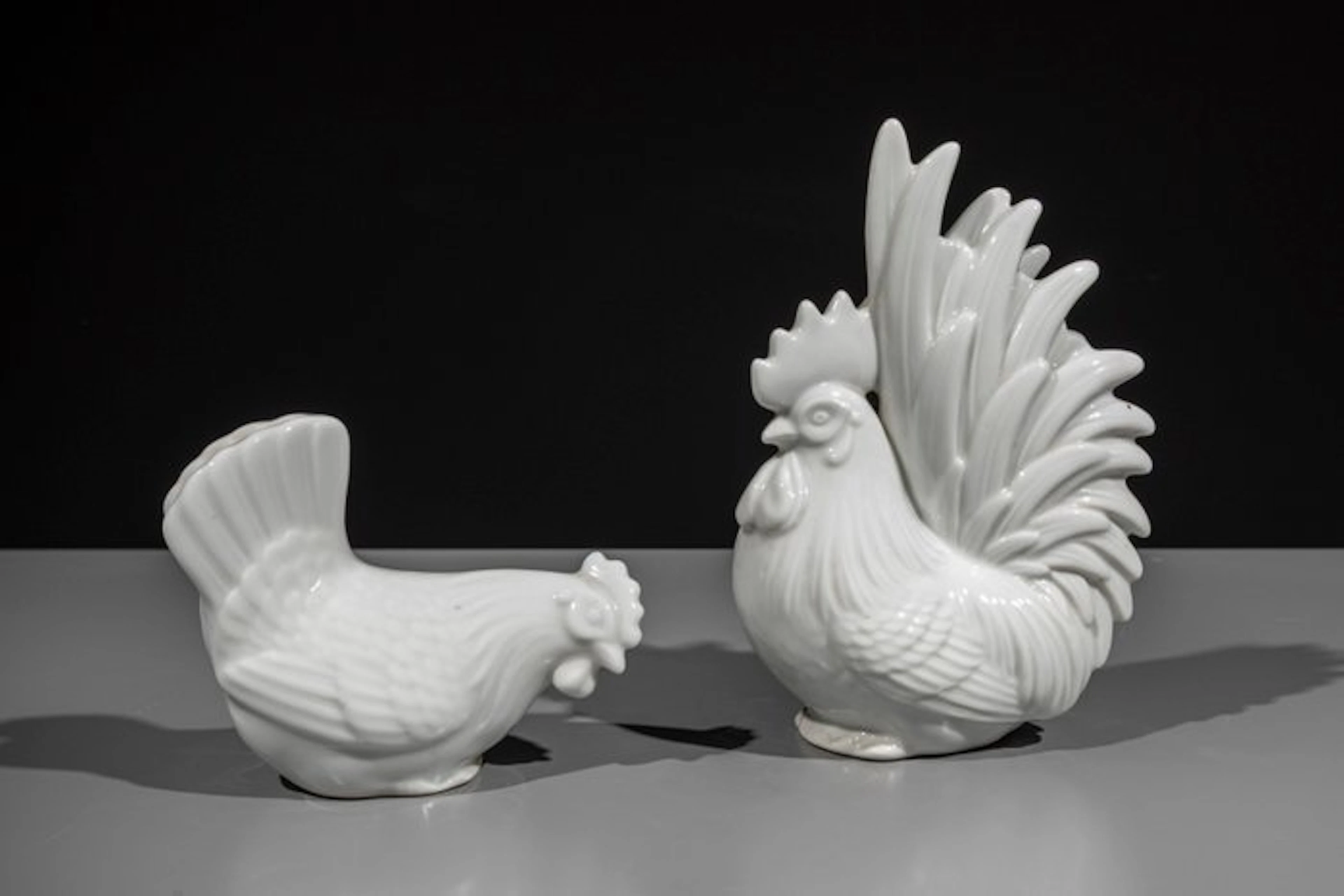 Porcelain - A pair of porcelain okimono of a rooster and...