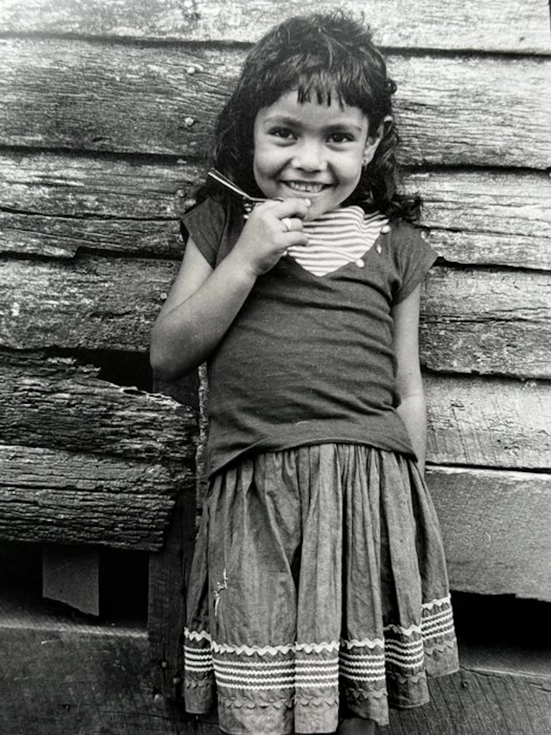 Alberto Korda (1928–2001) - Niña sonriente en una granja de campesinos