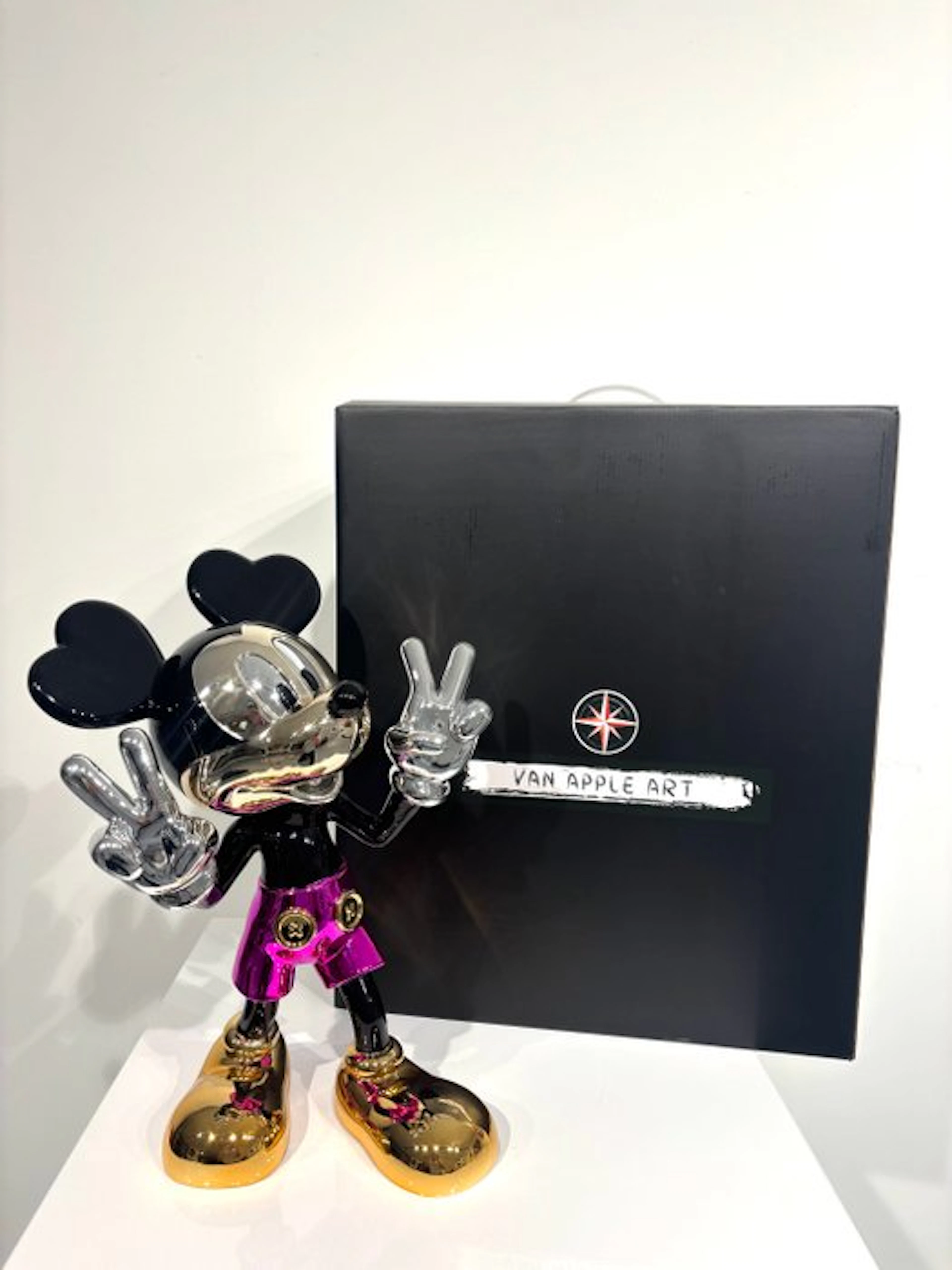 Van Apple - World Love - Mickey Pink
