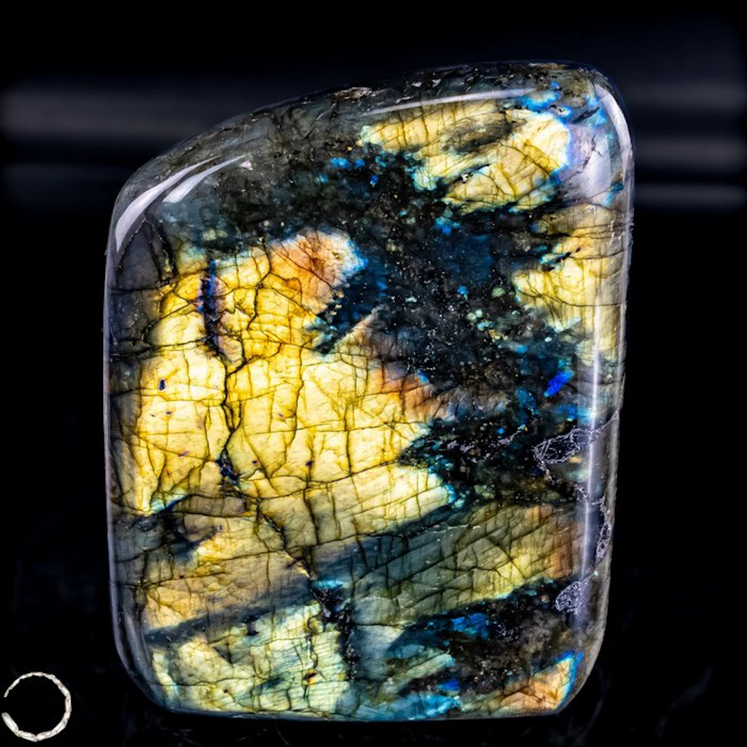 Natural labradorite from Madagascar – Nature's shimmering...