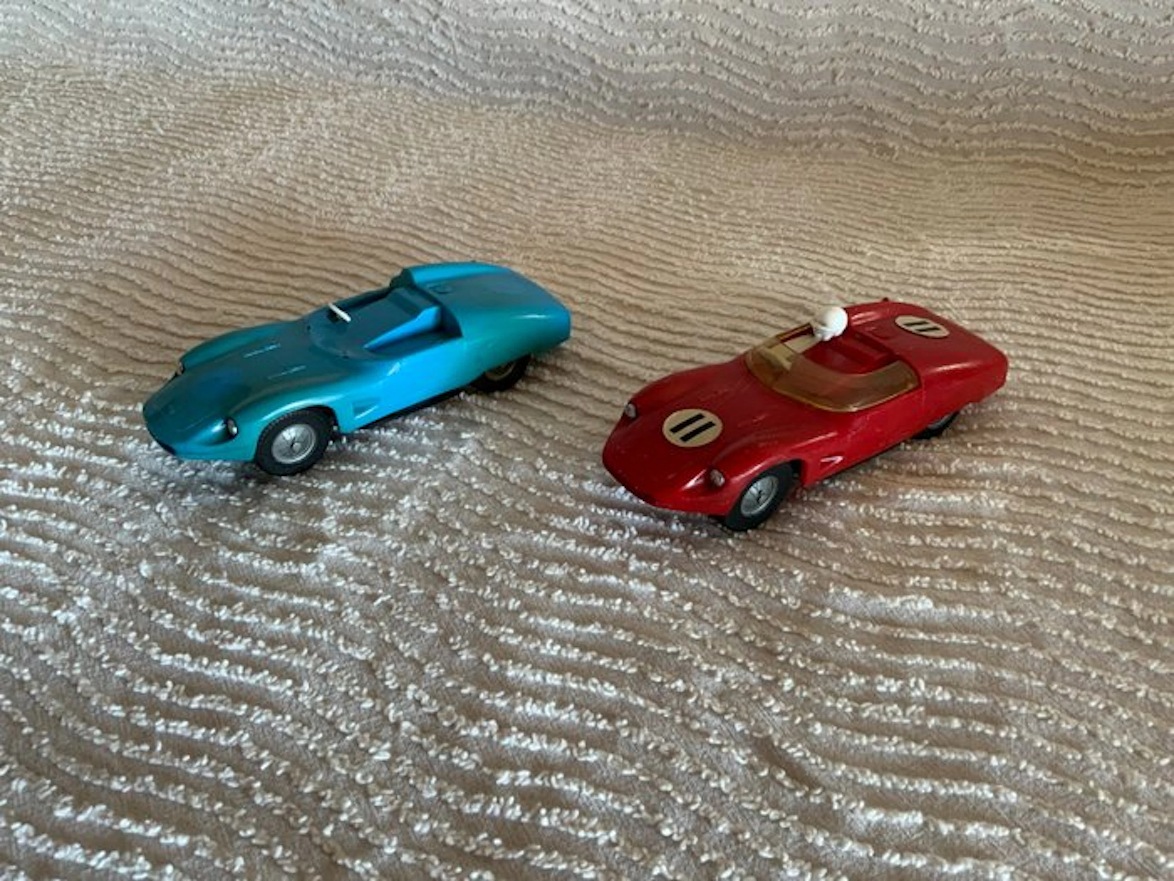 1:32 - Model car (2) - Voiture de course slot car