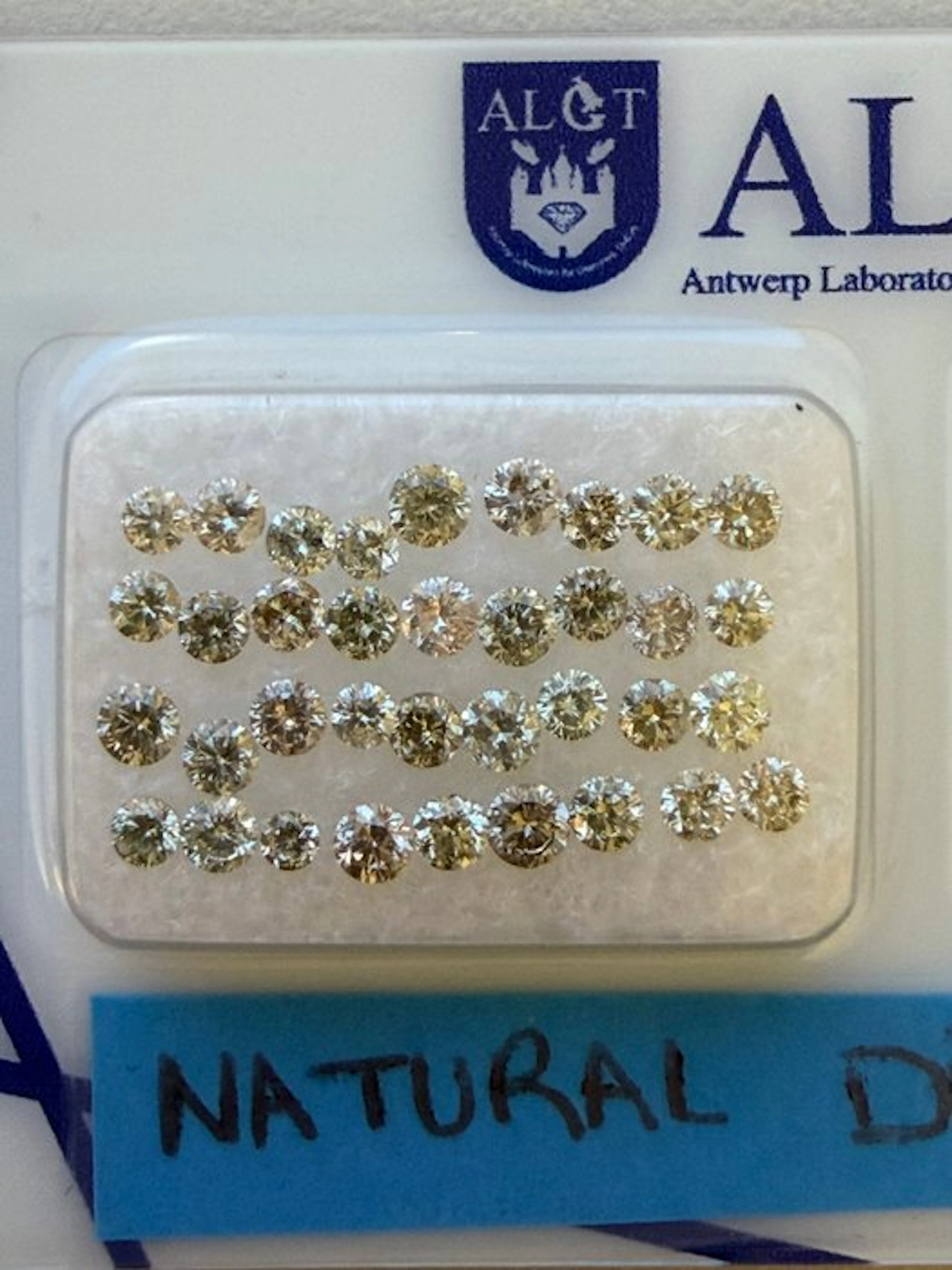 36 pcs Diamond (Natural coloured) - 1.47 ct - Round - Faint