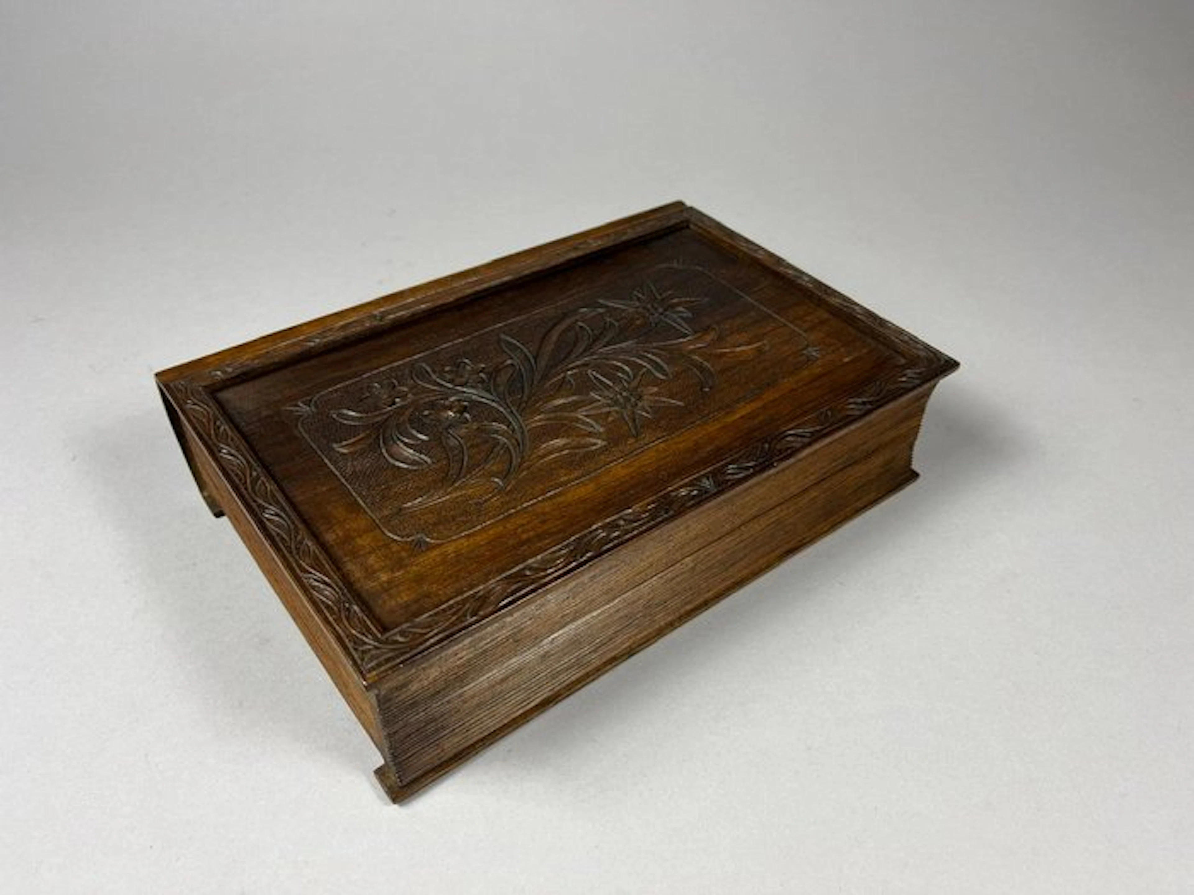 Cigar box - Wood