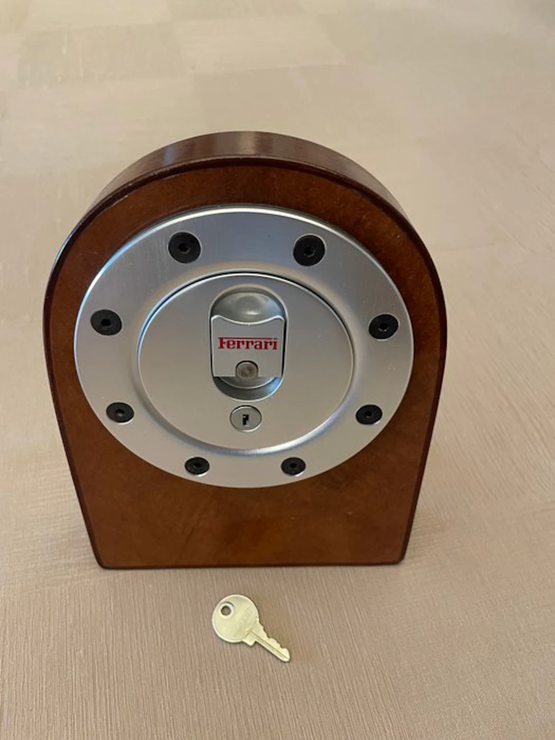 Fuel cap display - Ferrari - Brandstofdop display