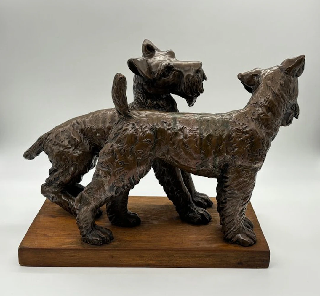 Due Cani Terrier / Schnauzer su Base in Legno Massello - Sculpture