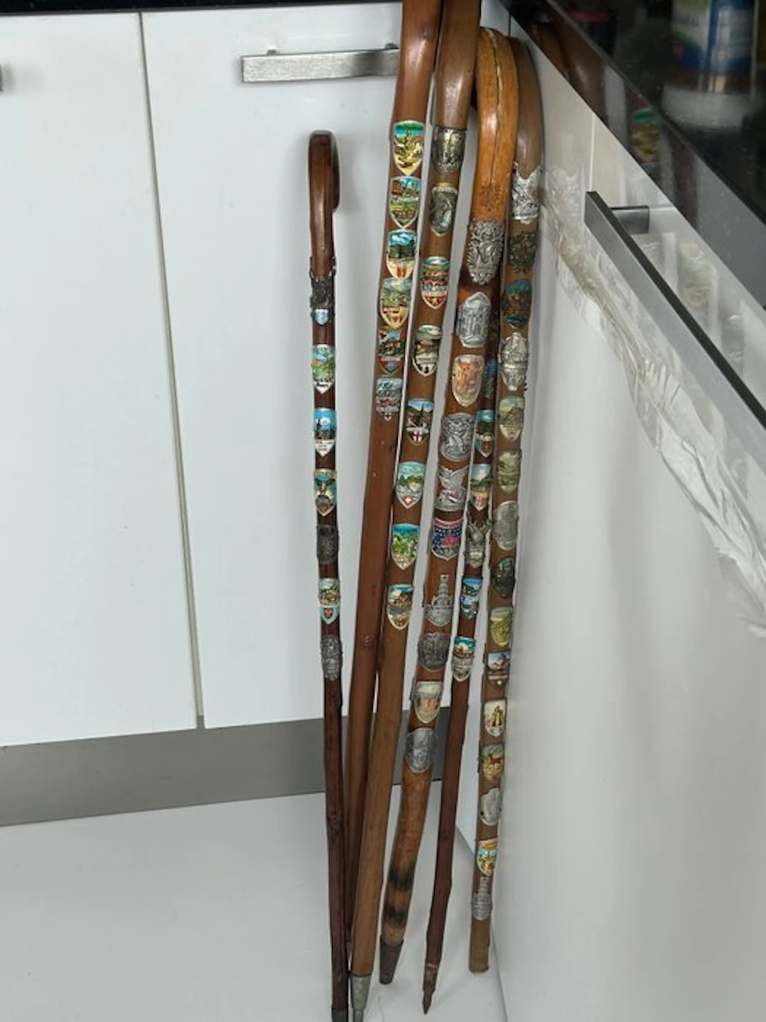 Zes Wandelstokken Met 72 x Schildjes Walking stick (6) - metal, wood, etc.