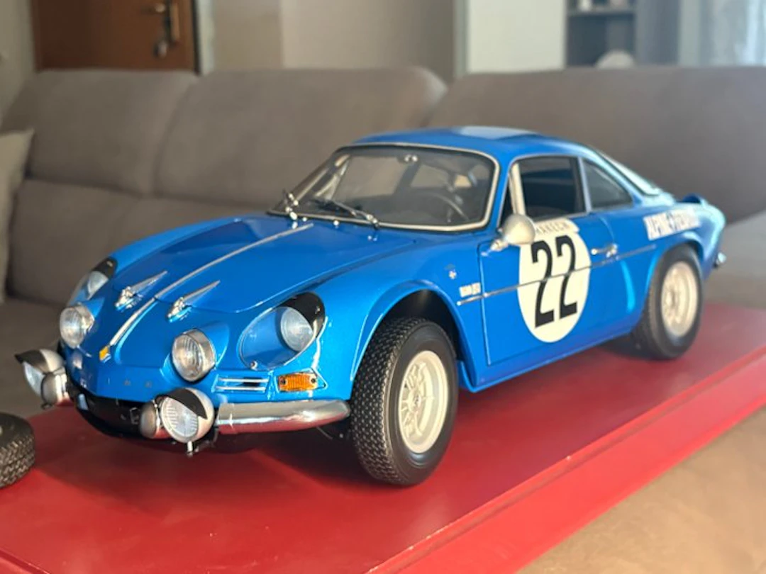 Altaya 1:8 - Model car - Renault alpine Berlinetta