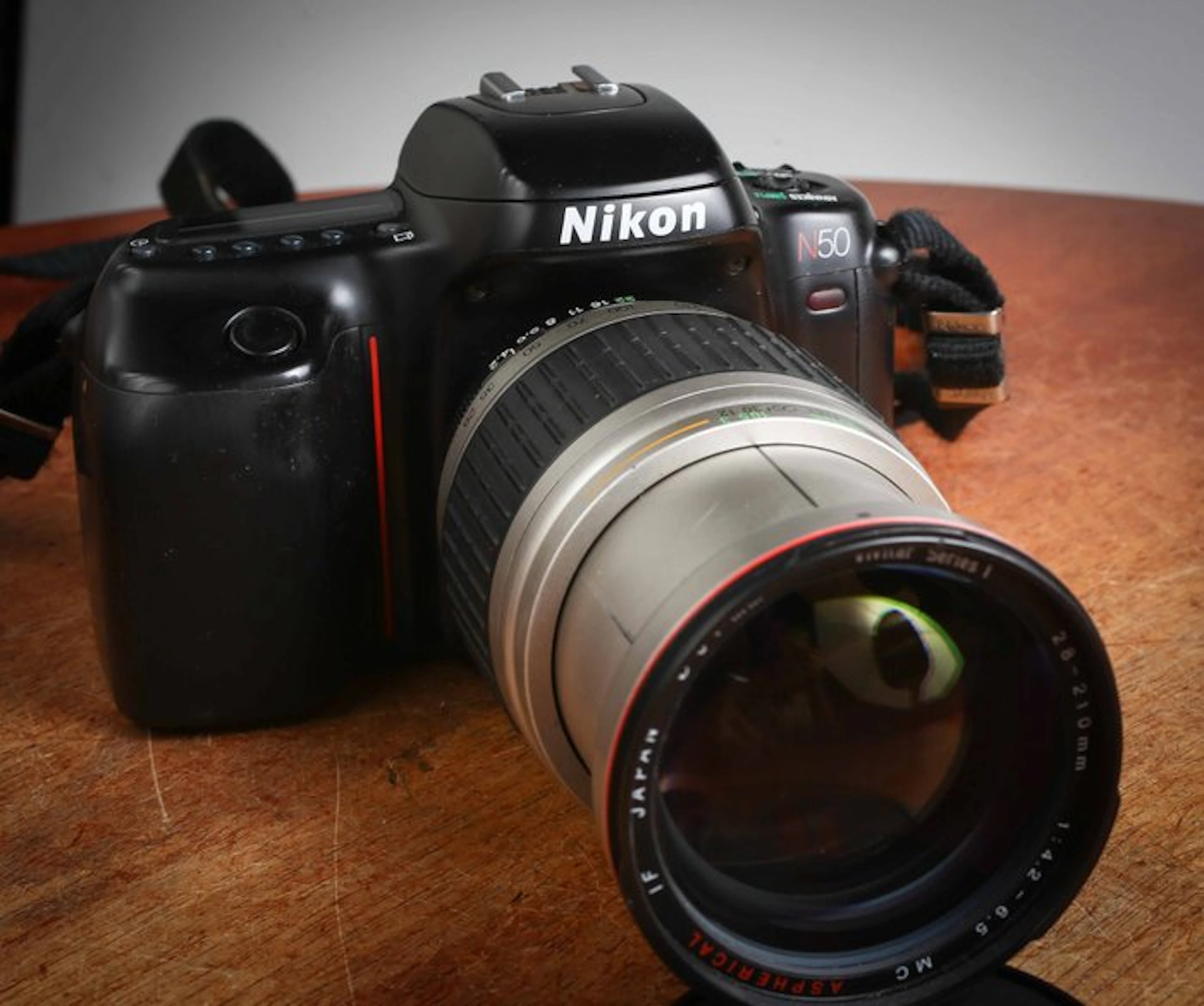 Nikon N50 lens Vivitar Série 1 28-210 mm 4,2 -6,3 Asphérical IF Analogue camera