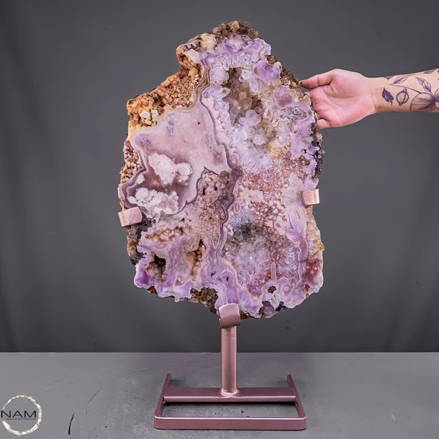 Breathtaking 15 kg pink amethyst on a metal stand – an...