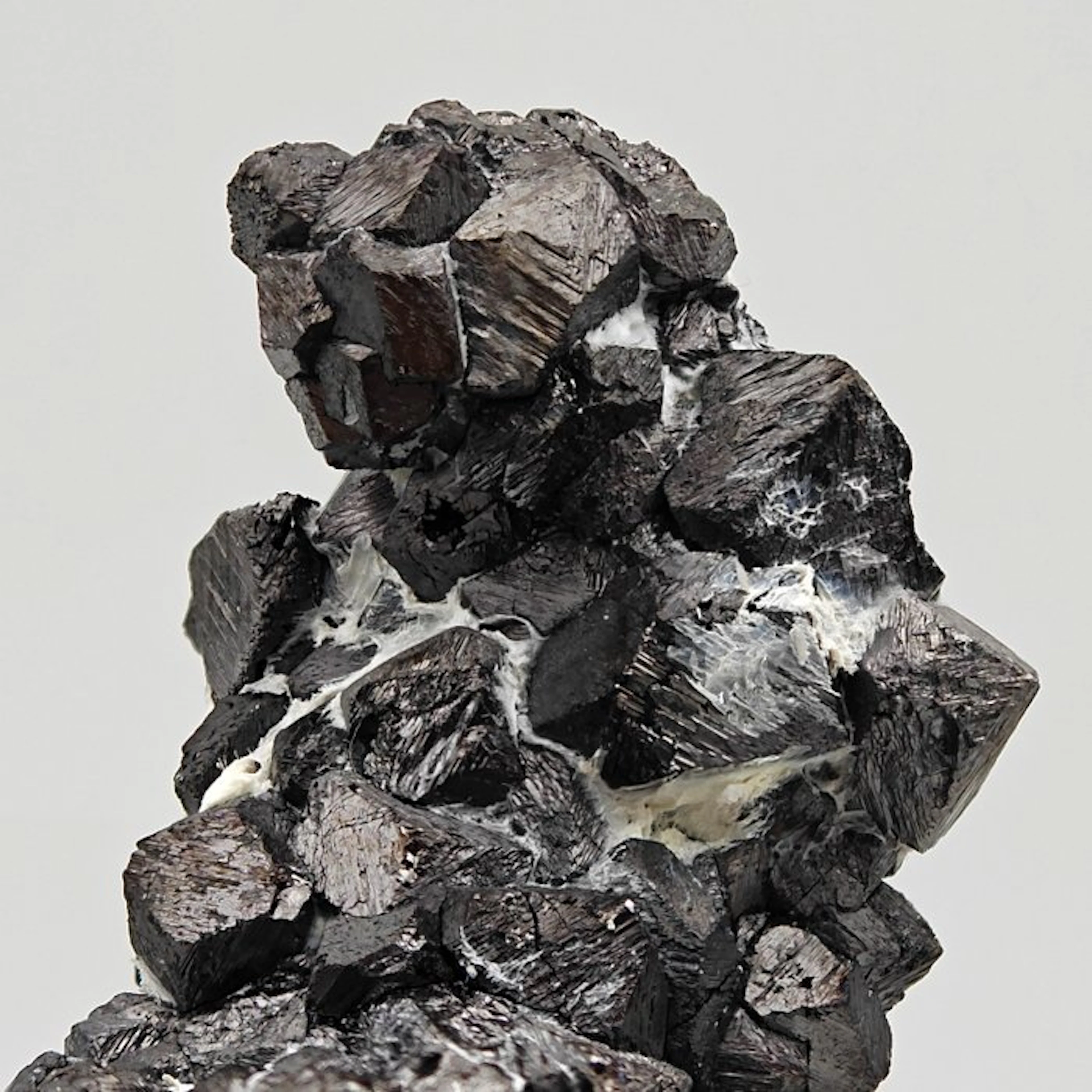ALPINO, BLACK MAGNETITE AESTHETICS