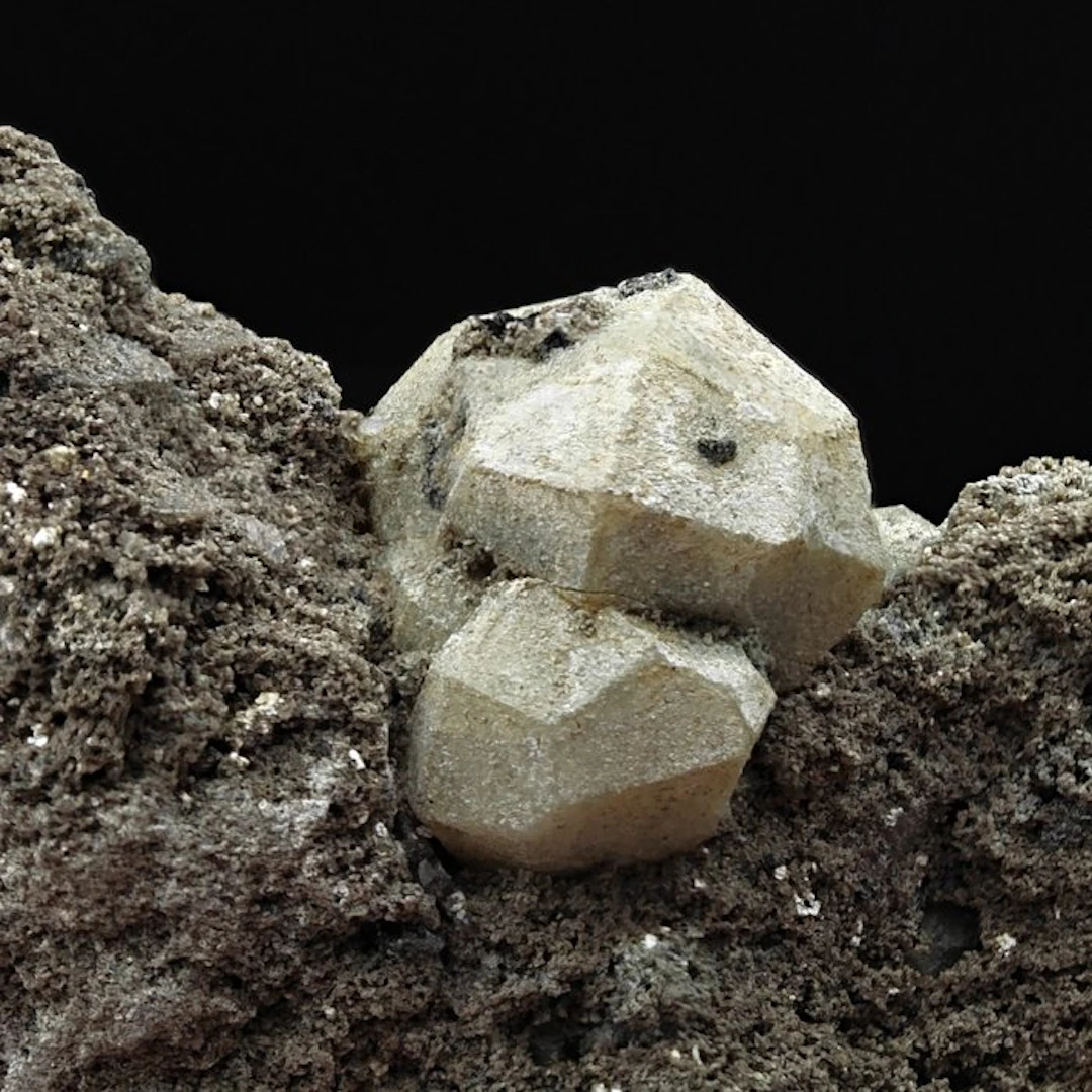 Aesthetic trapezohedra of twinned leucite