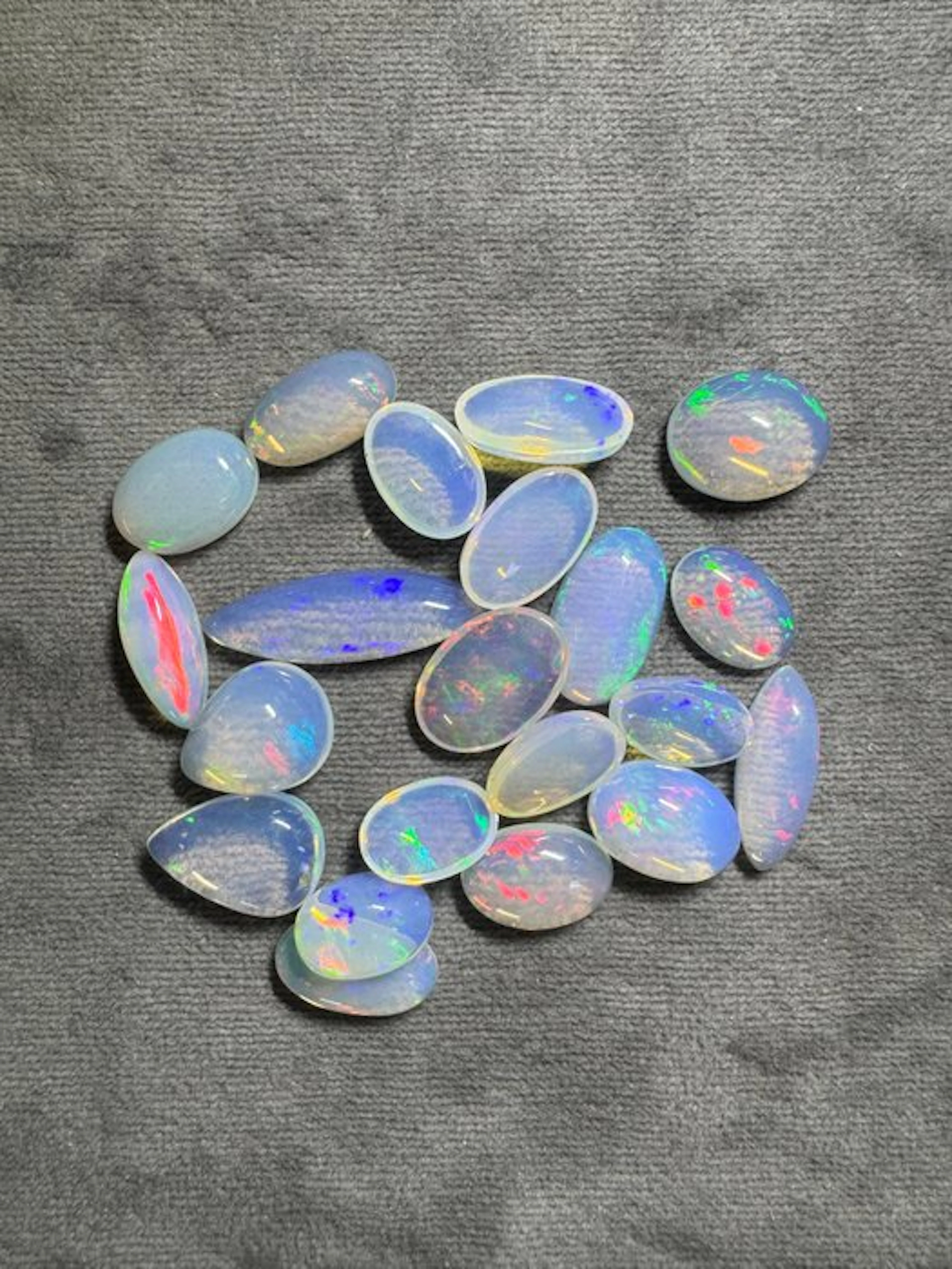 Lot of 50 carats of white opal cabochons Cabochons- 10 g - (21)