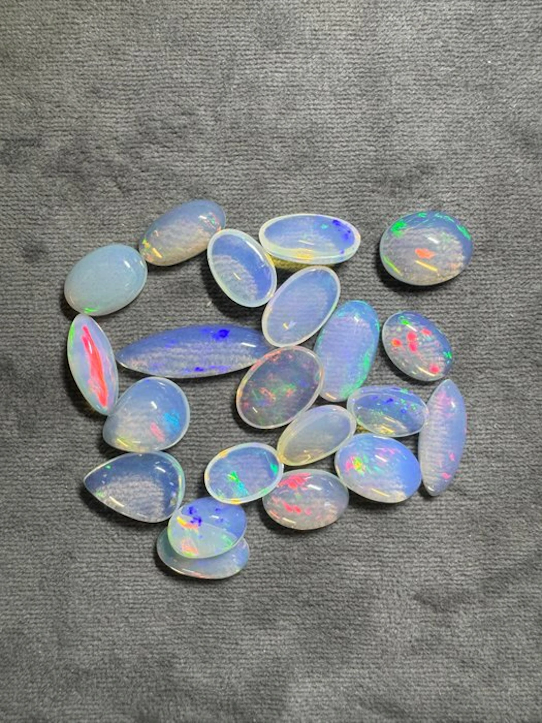 Lot of 50 carats of white opal cabochons Cabochons- 10 g - (21)