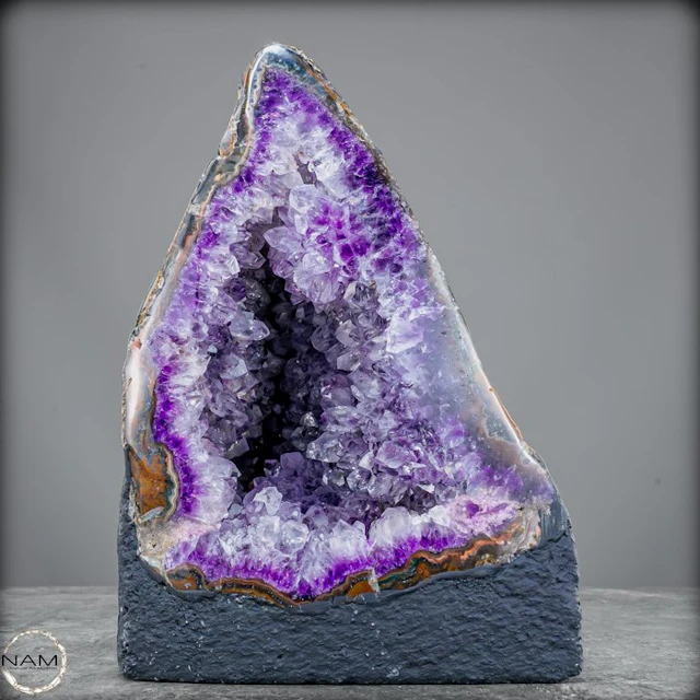 Natural amethyst druzy – an impressive natural work of art full of depth