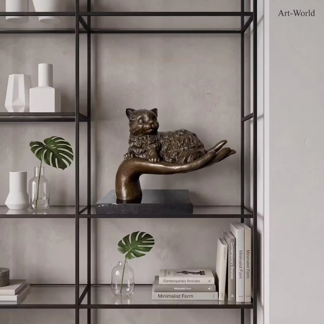 Statue, Naar Antoinette: Kat liggend op hand - 20 cm - Bronze, Marble