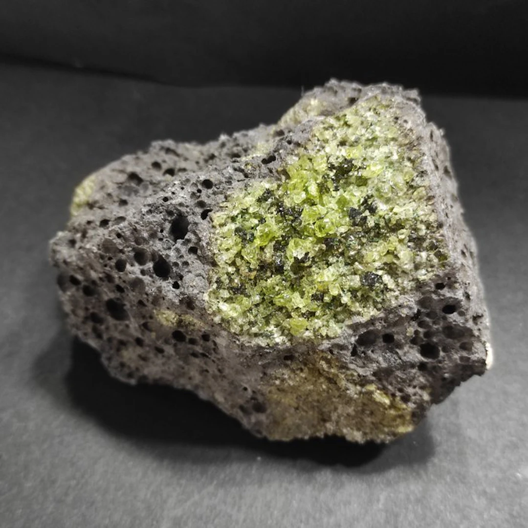 Olivine block - Height: 7 cm - Width: 6 cm- 340 g - (1)