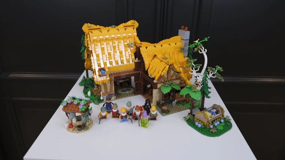 LEGO Set - 43242 - Disney - Snow White and the Seven...