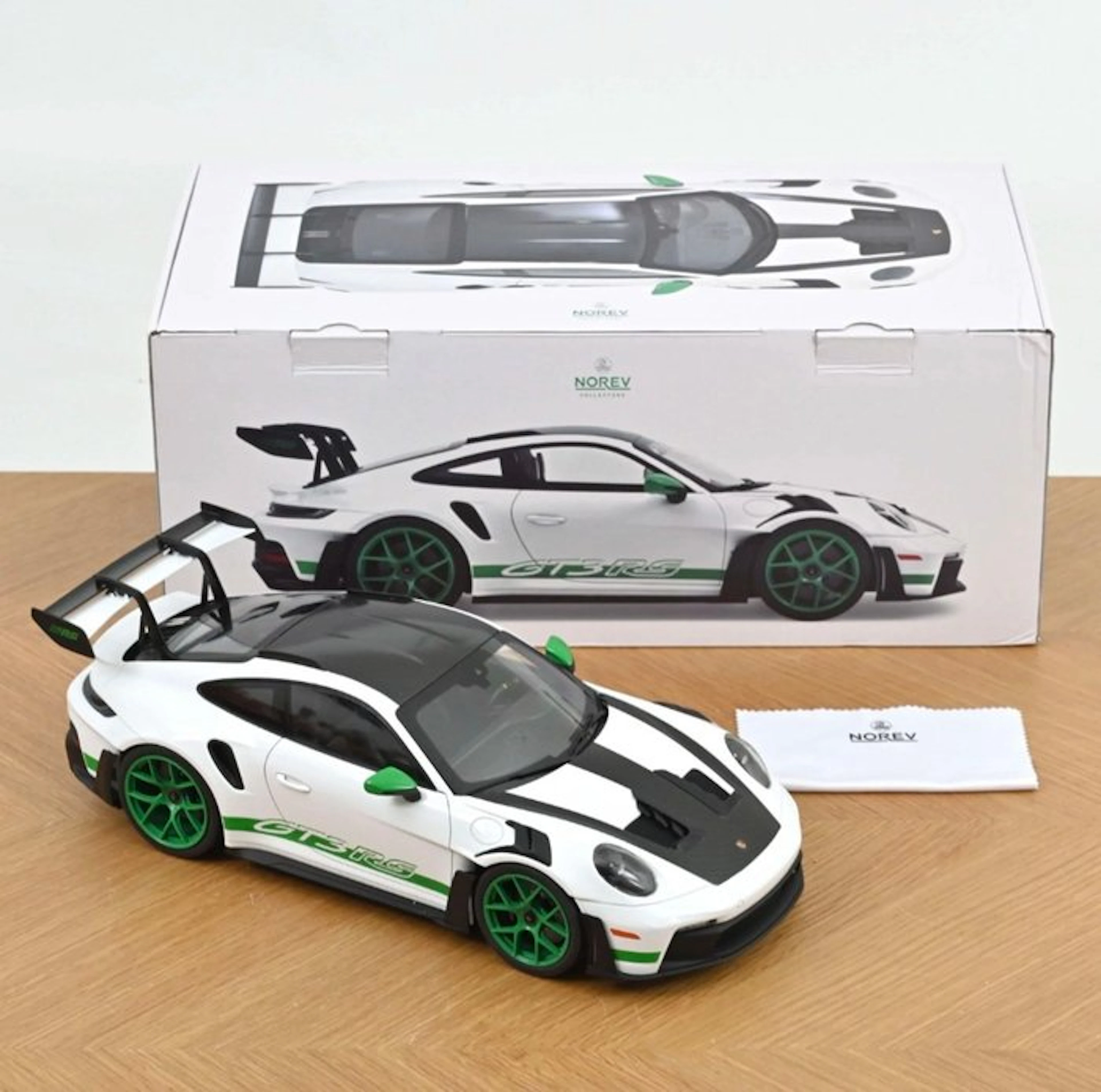 Norev 1:12 - Model car - Porsche 911 GT3 RS - 2022 White/Python-Green
