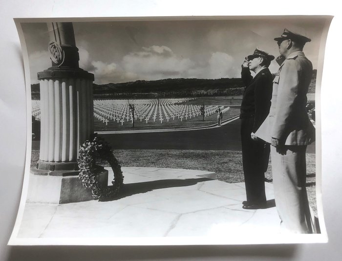 USIS - Le Général MacArthur à Honolulu - Cimetière...