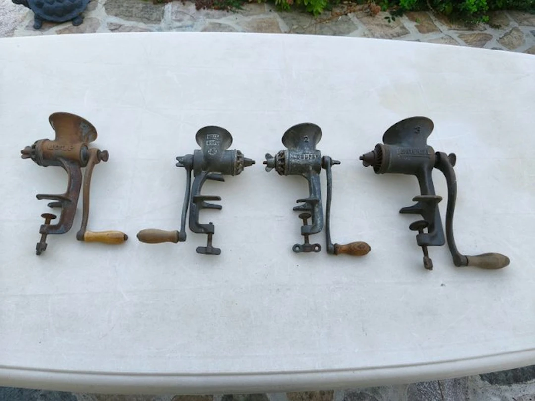 Lot de 4 anciens hachoirs à viande en fonte – Universal