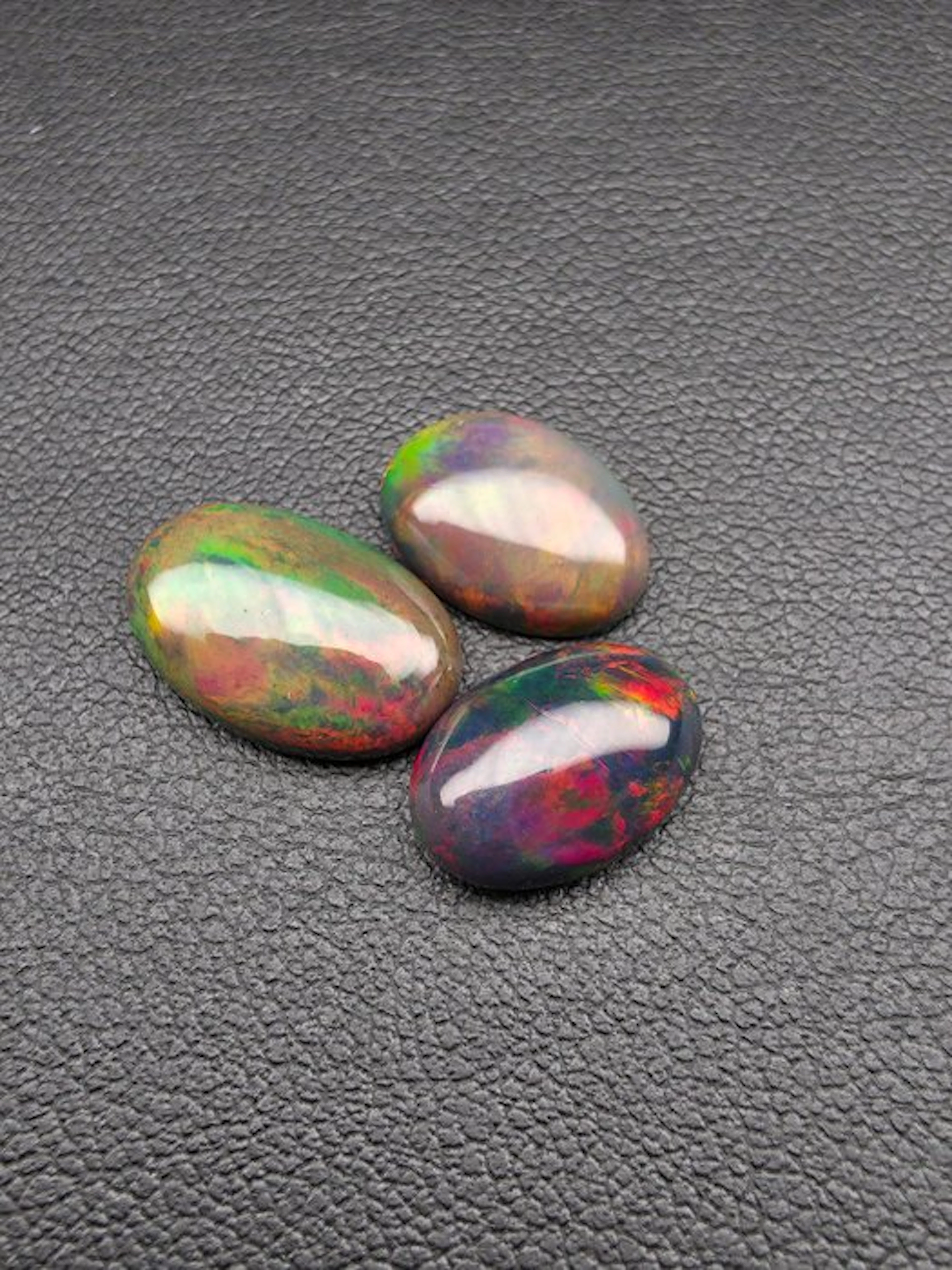 6.5 cts Black Opal Cabochon- 1.3 g - (3)