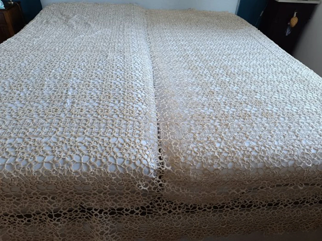 Bedspread - 240 cm - 280 cm - tatting lace bedspread.