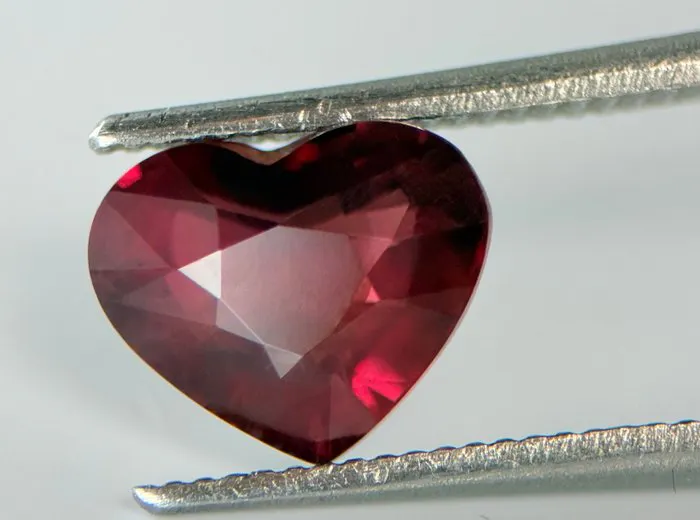 Red Ruby - 2.01 ct - Gem research Swiss Lab (GRS) - Clean Gem, Red Hue