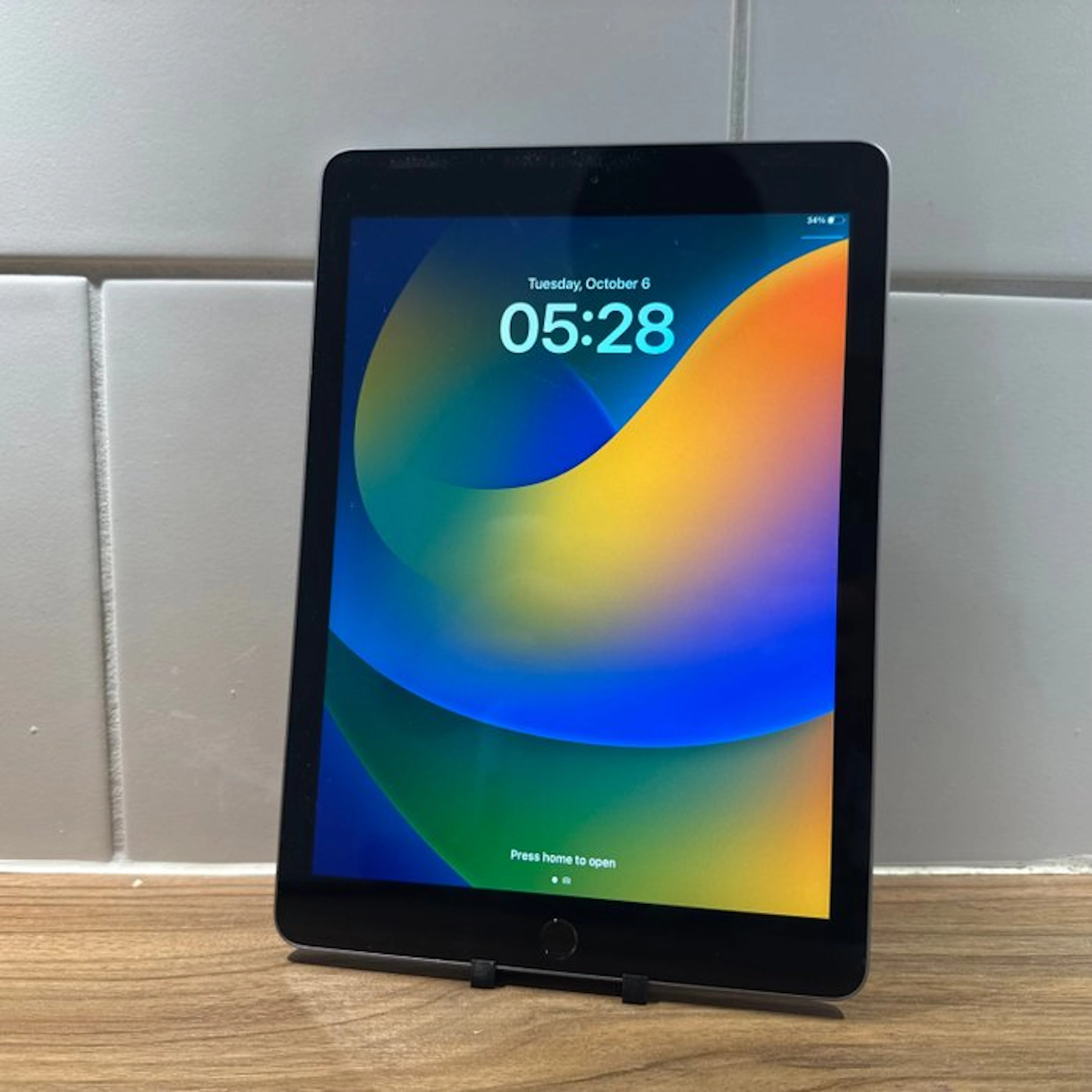 Apple iPad (5th Generation) 128GB Wifi - Mobile phone