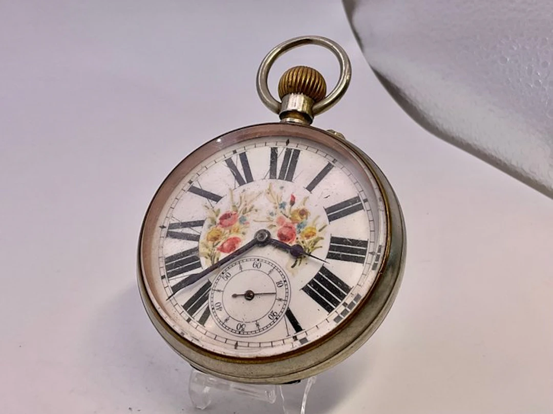 Grande Orologio Quadrante decorato floreale . Metallo . 1900 . - 1850-1900
