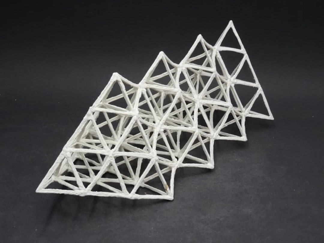Hans Meeuwsen - 2019 - 27 Compositie met opengewerkte tetraeaders