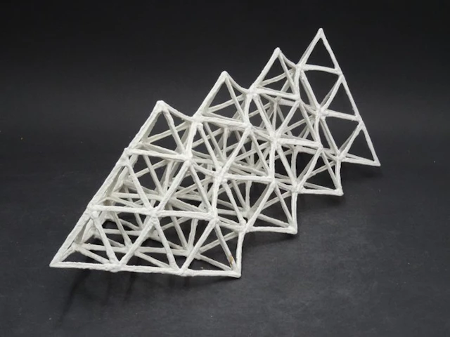 Hans Meeuwsen - 2019 - 27 Compositie met opengewerkte tetraeaders