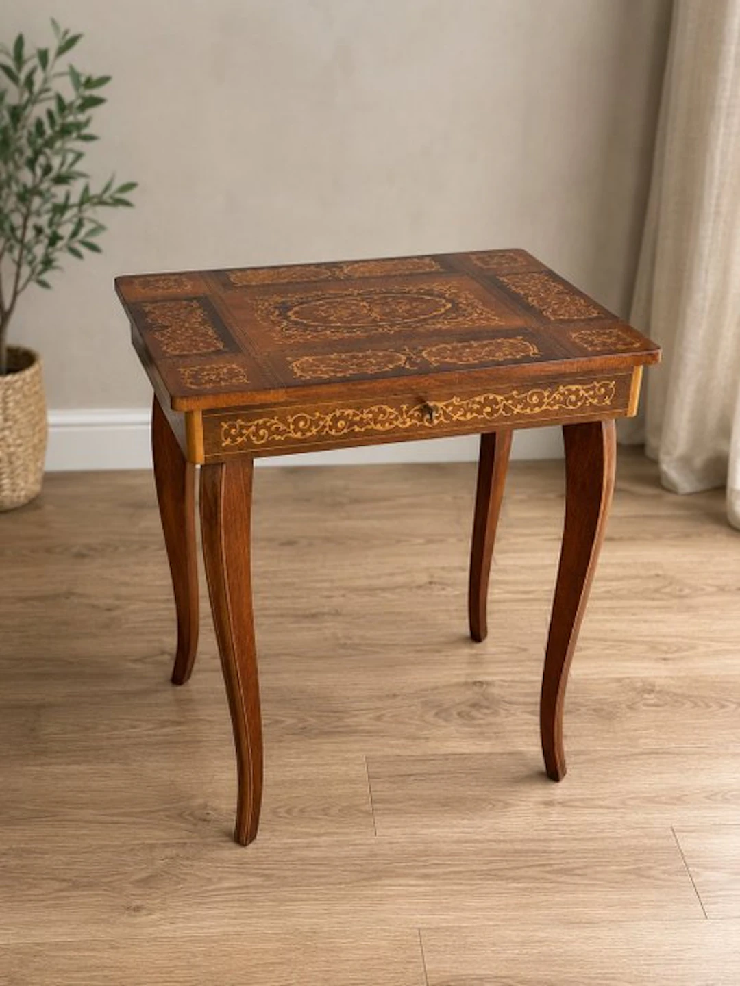 Table - Walnut - Marquetry musical clef