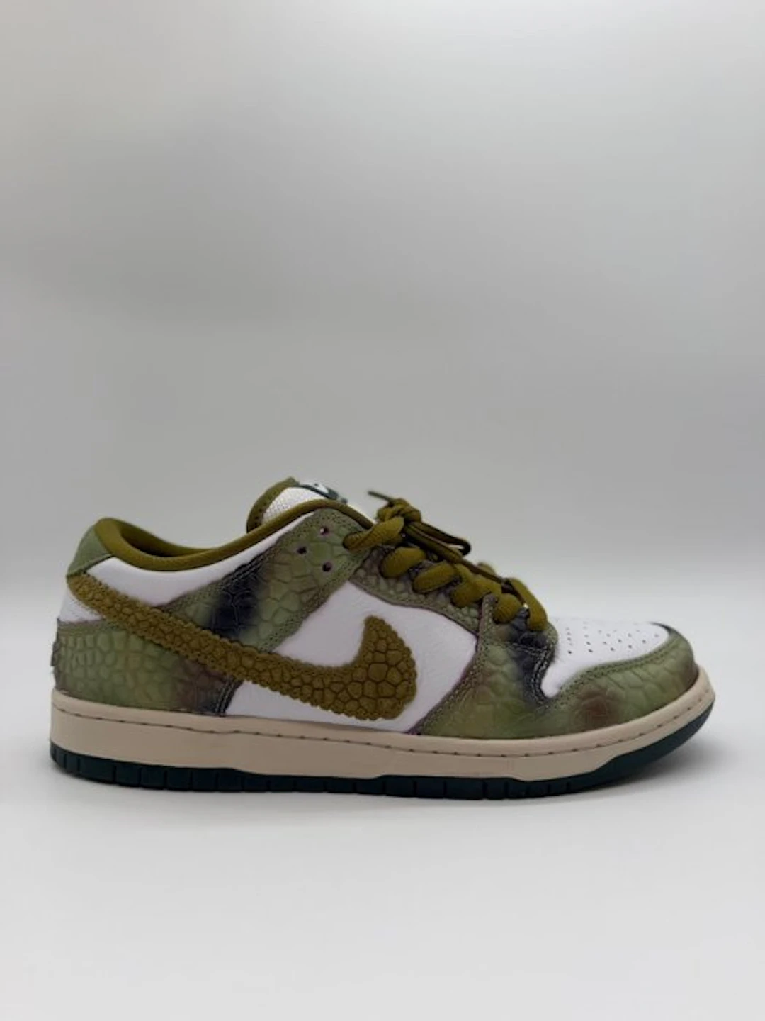 Nike - Nike SB Dunk Low Alexis Sablone Chameleon - Sneakers - Size: EU 44