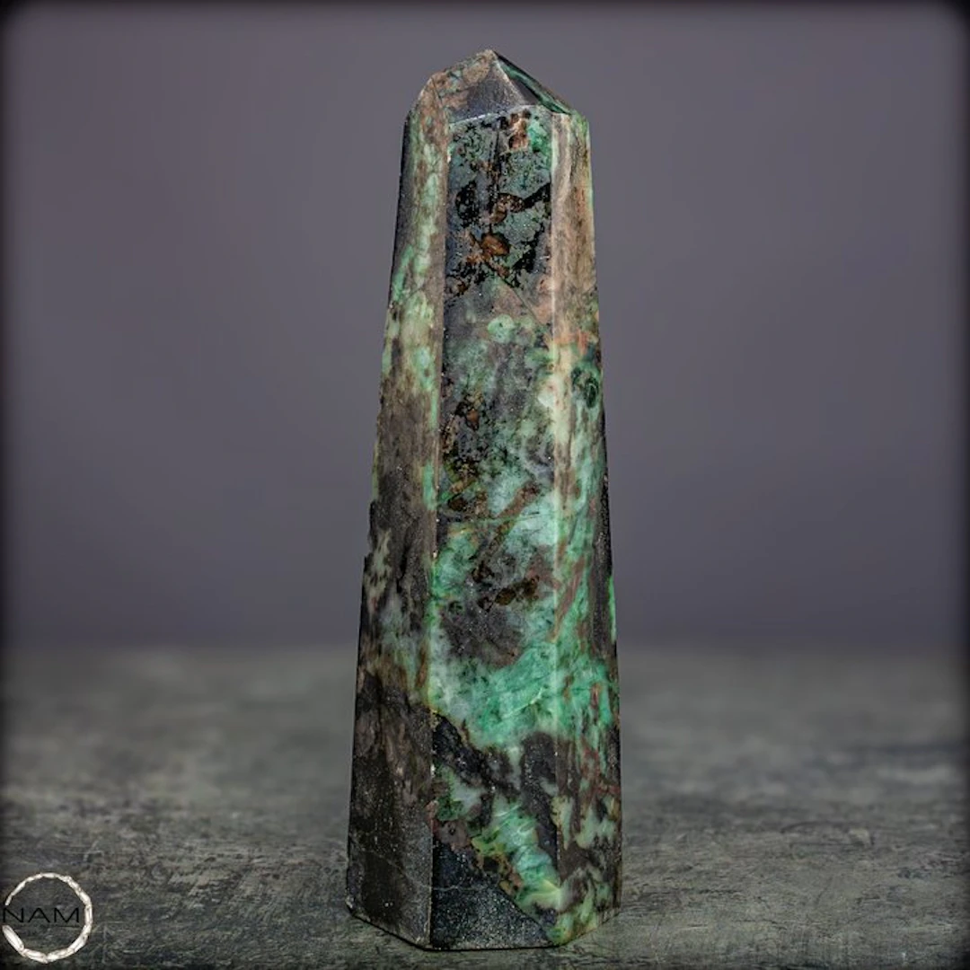 Natural Emerald Obelisk - Top quality- 369.11 g