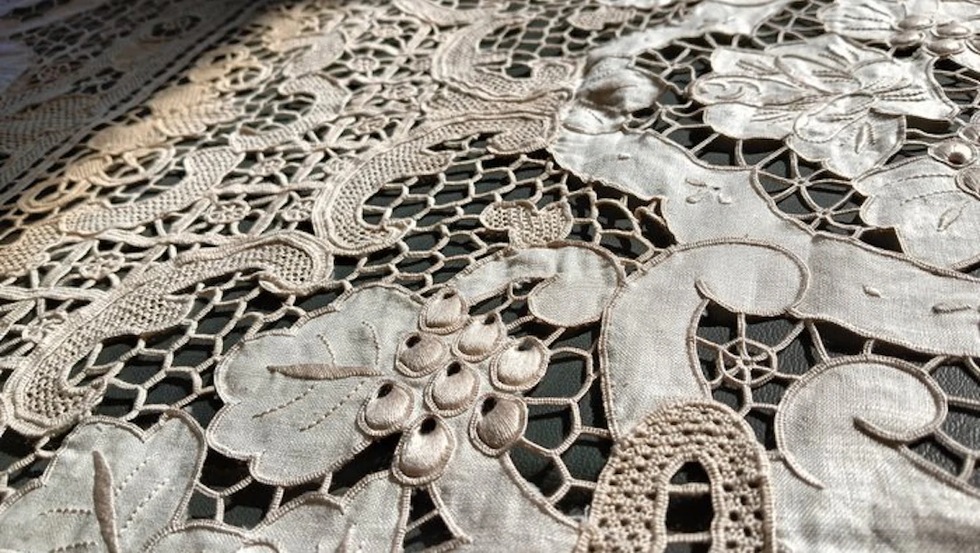 Tablecloth - 270 cm - 216 cm - Burano lace, engraving