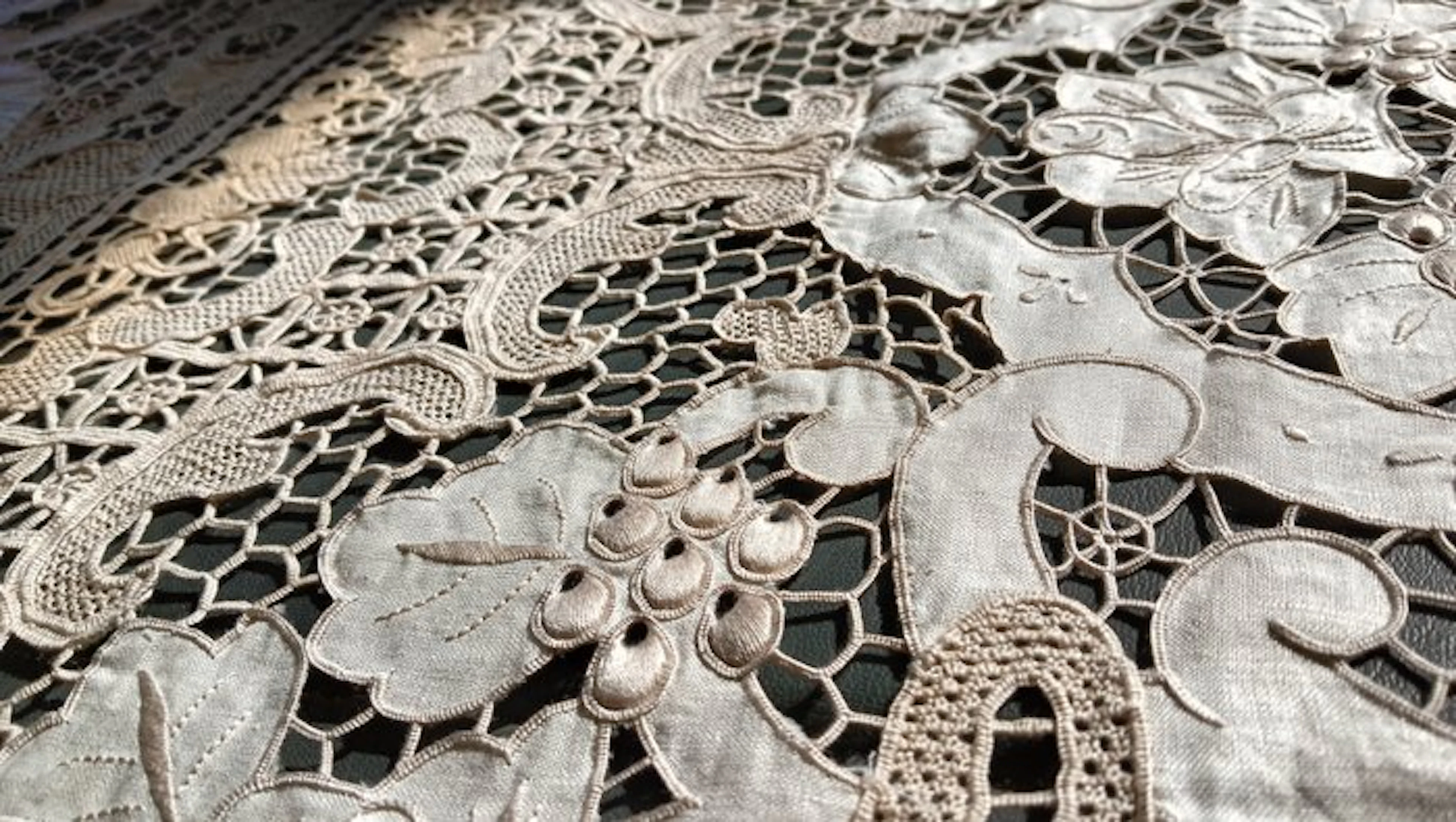 Tablecloth - 270 cm - 216 cm - Burano lace, engraving