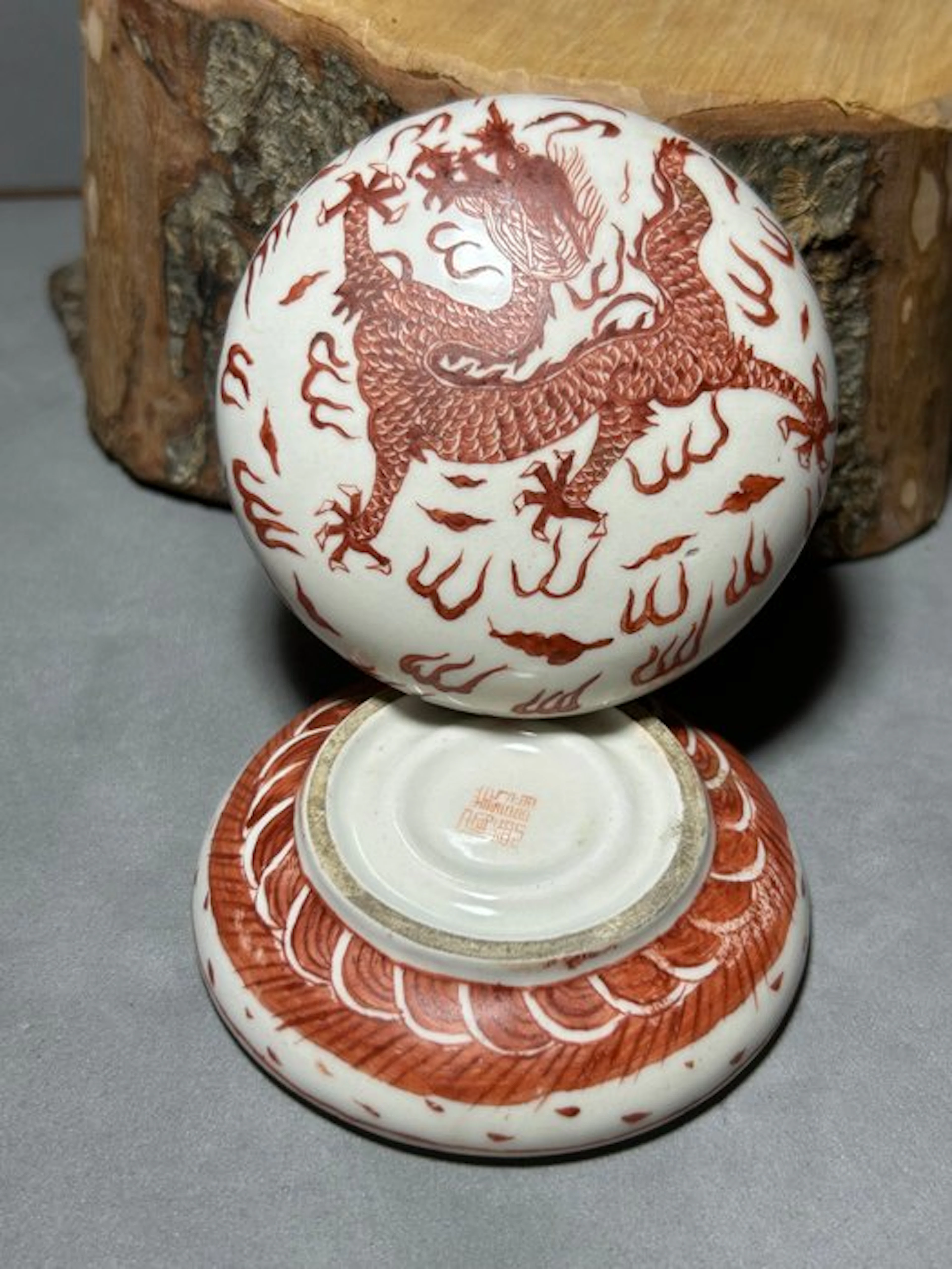 Box with cover - Porcelain - China - 20th century