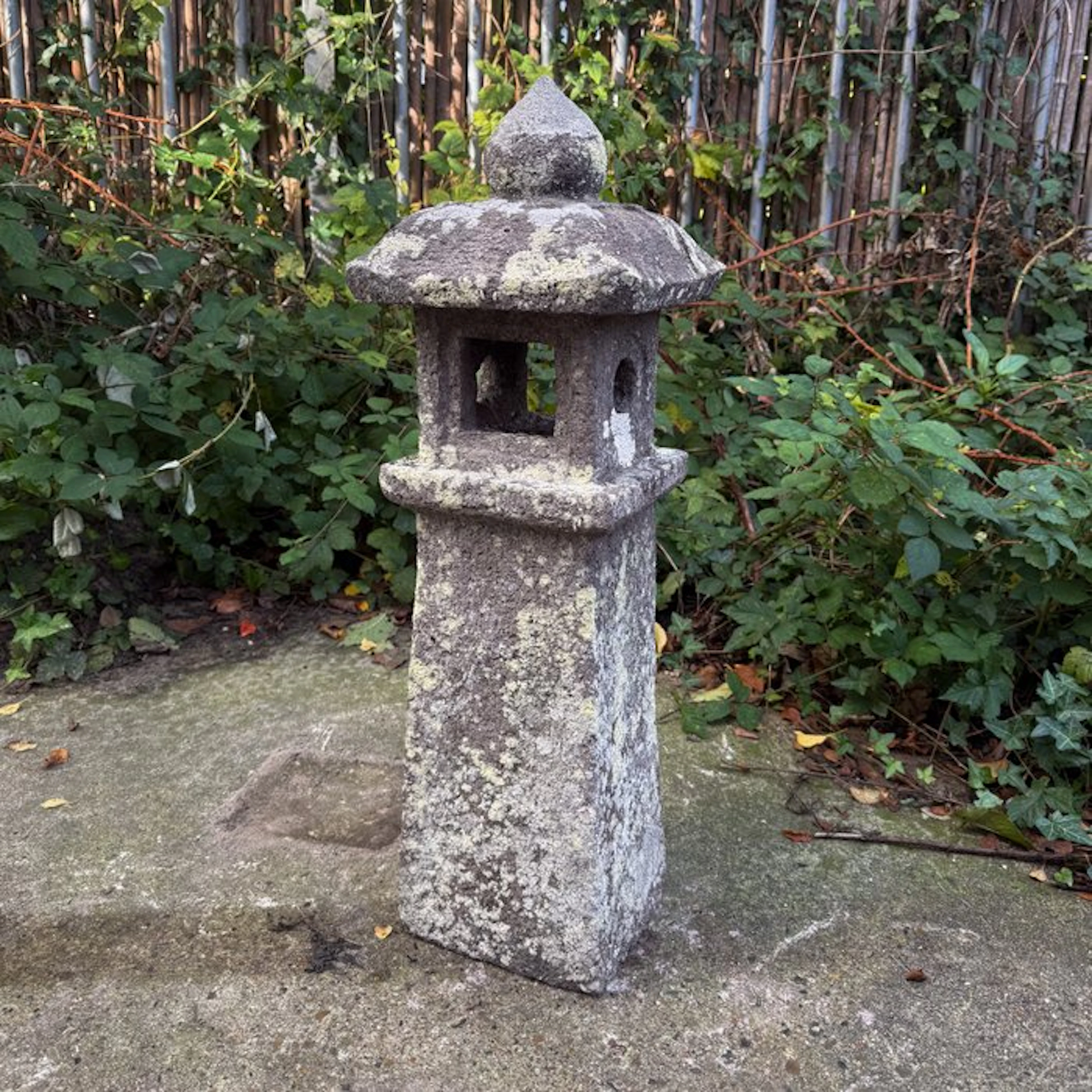 Fukuoka ishi’dôrô 石燈籠 (stone garden lantern) - Lava stone