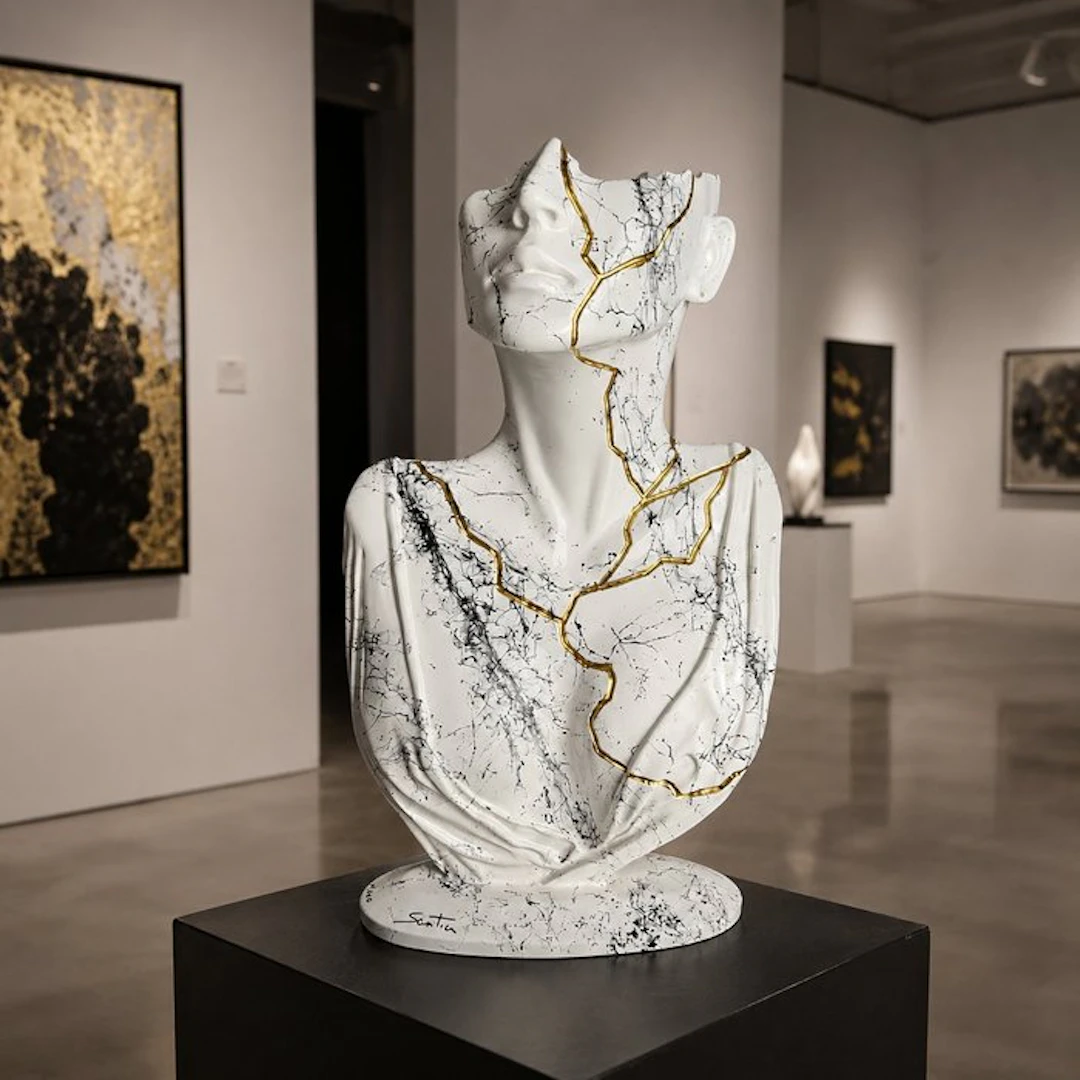 Santicri - Sculpture, Tired face (white and black marble) - 32 cm