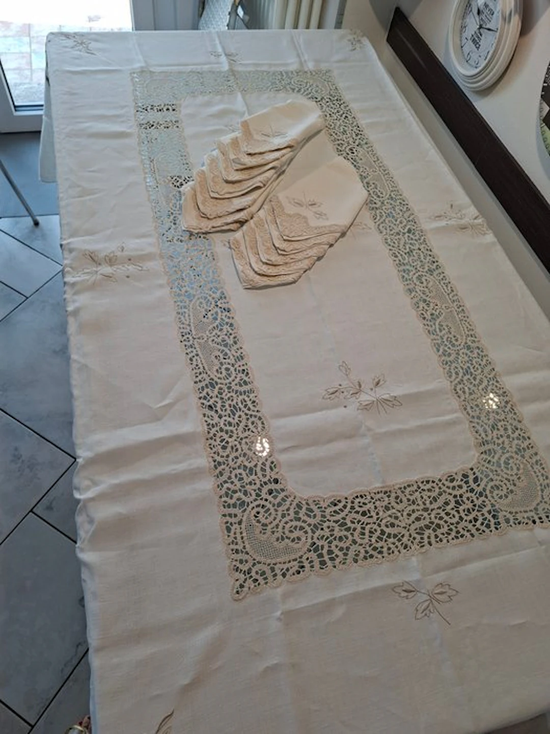Tablecloth - 250 cm - 170 cm - With 12 napkins