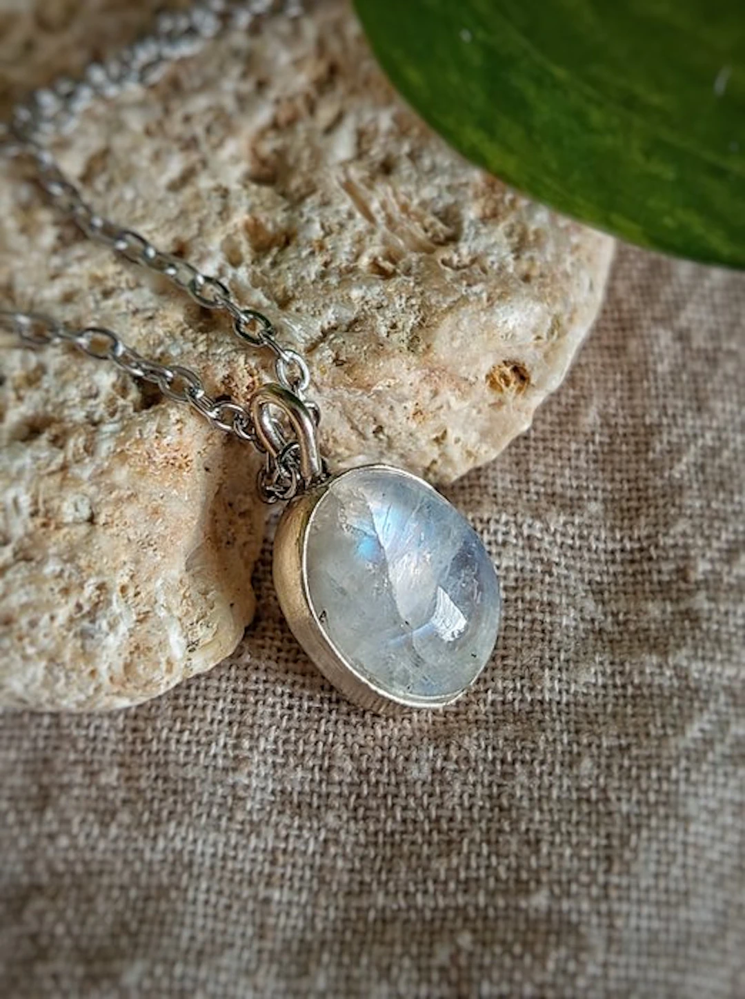 "Selene" handcrafted point of light in 925 silver with top-quality moonstone