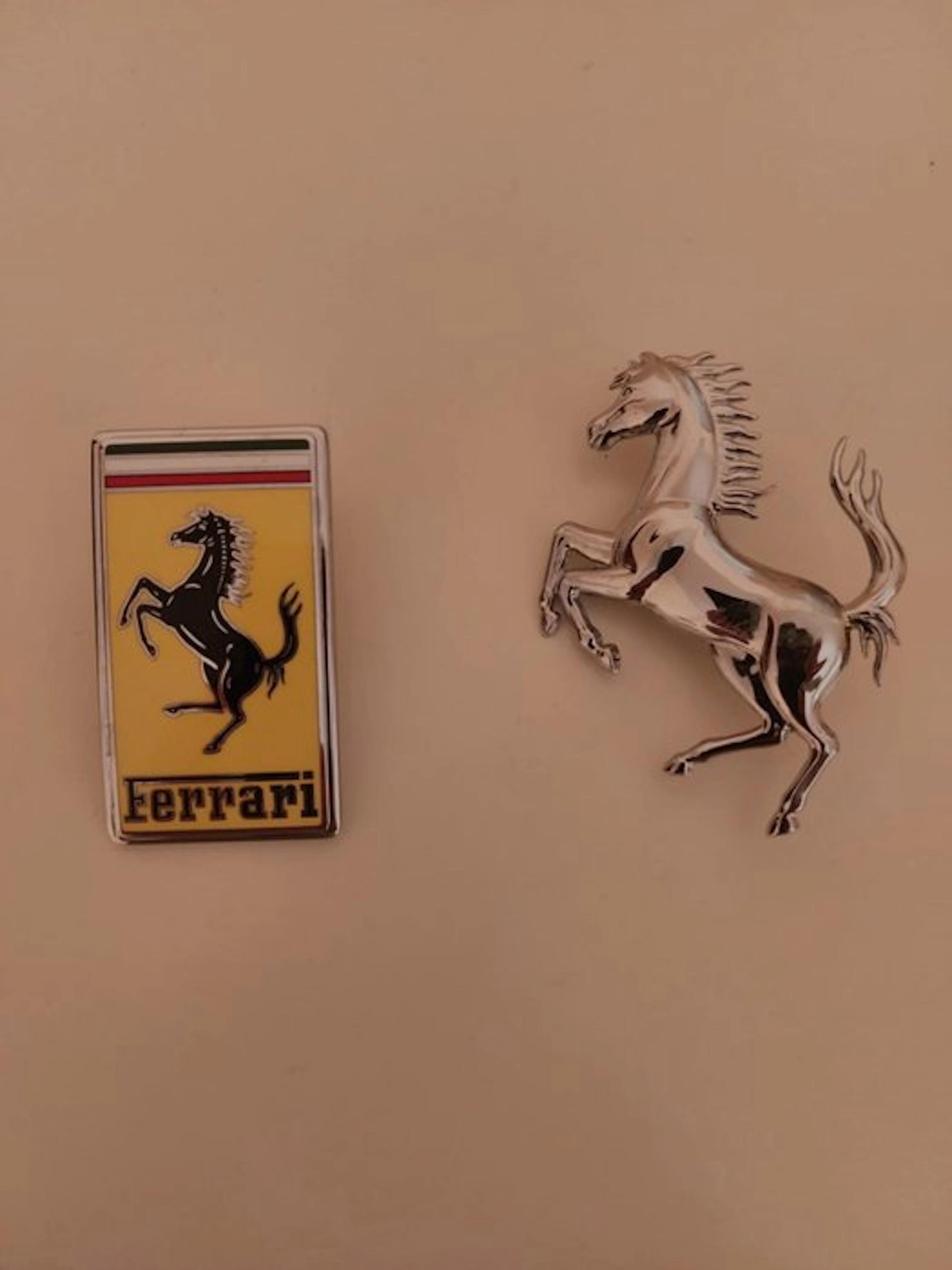 Badge - Ferrari - Stemma cofano anteriore in ceramica
