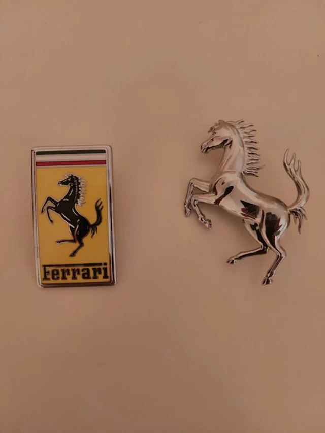 Badge - Ferrari - Stemma cofano anteriore in ceramica
