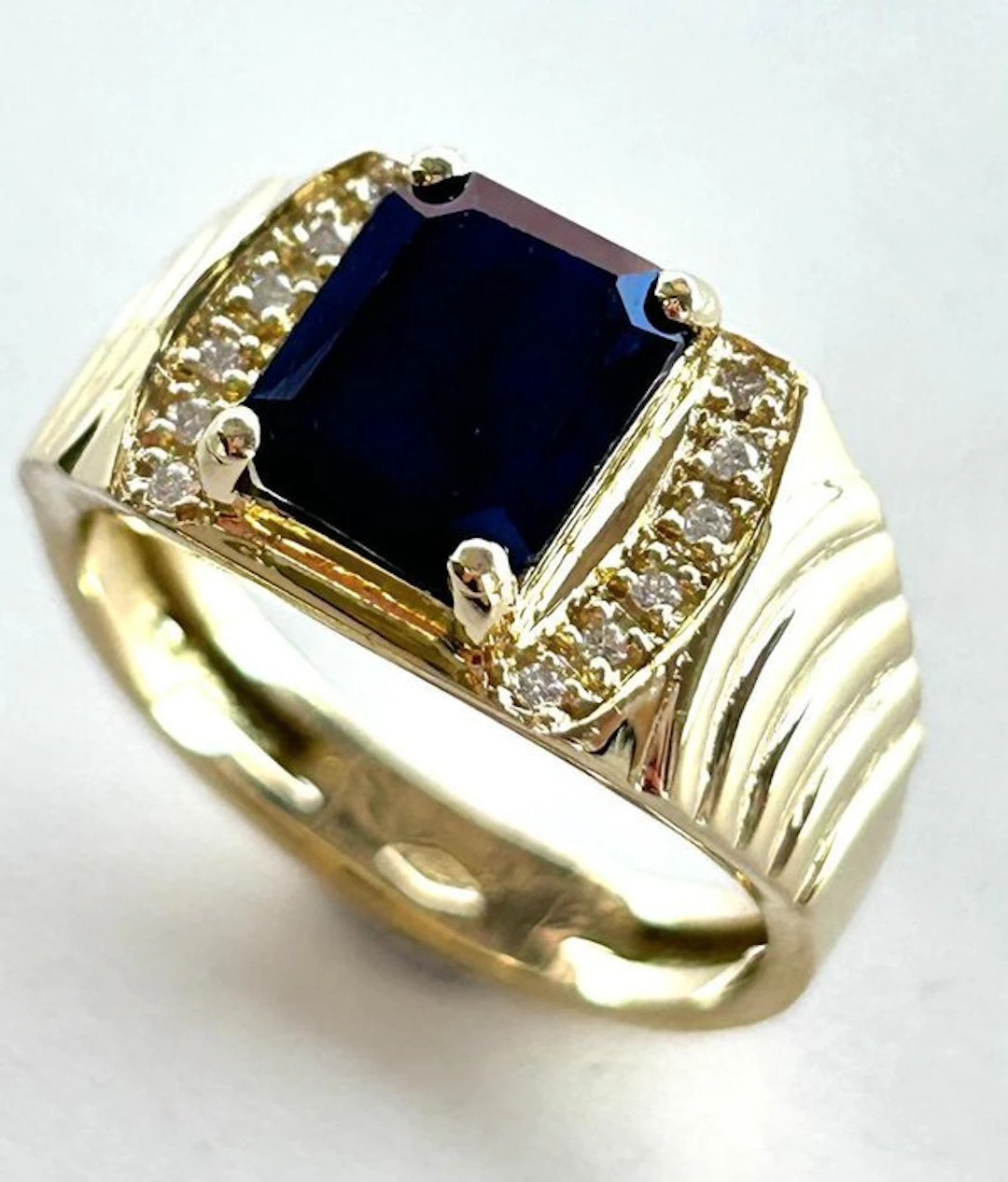 Ring - 18 kt. Yellow gold - 3.97ct. tw. Sapphire - Diamond