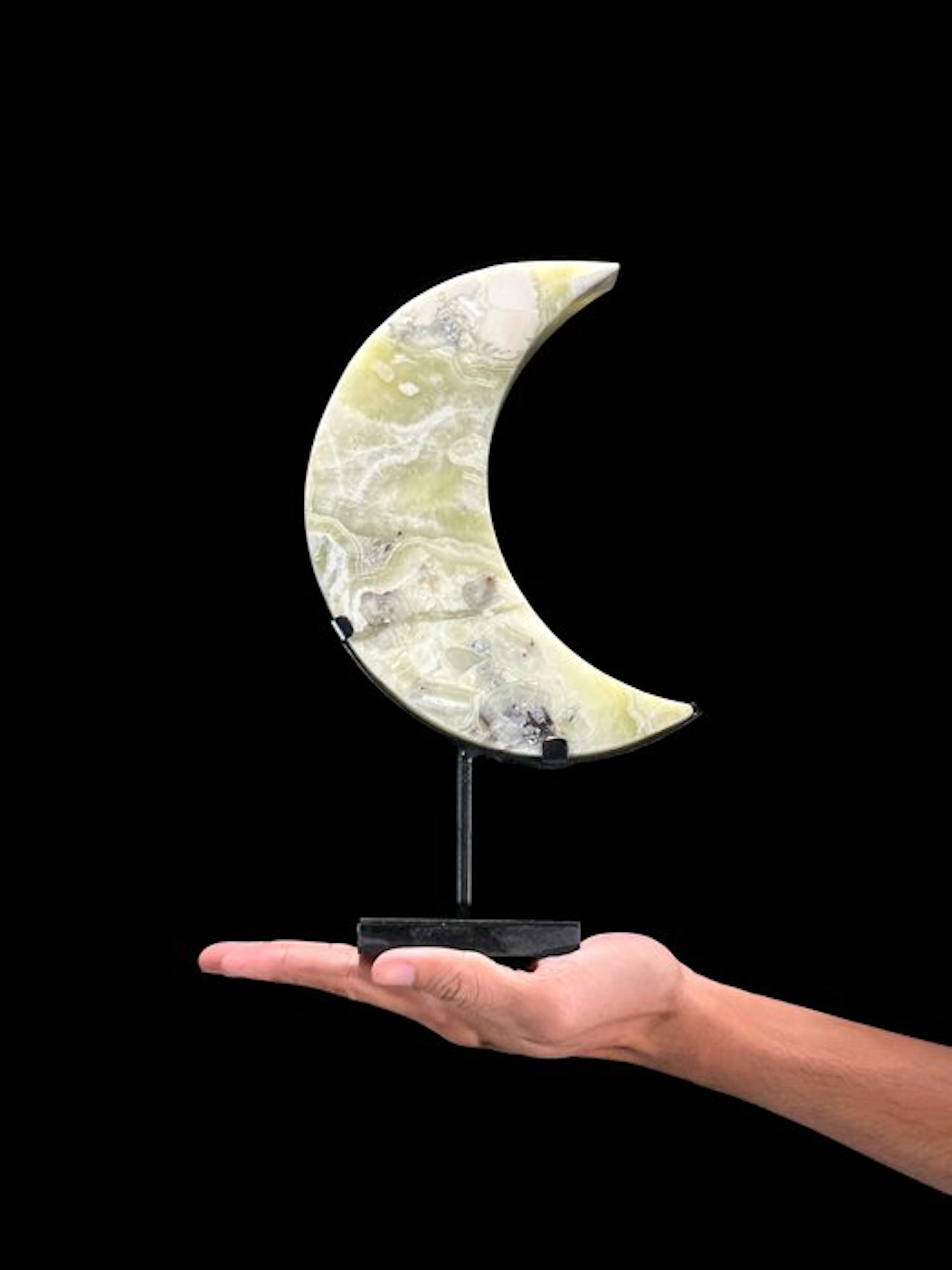 NO RESERVE PRICE - A Beautiful Onyx Crescent Moon-Shaped...